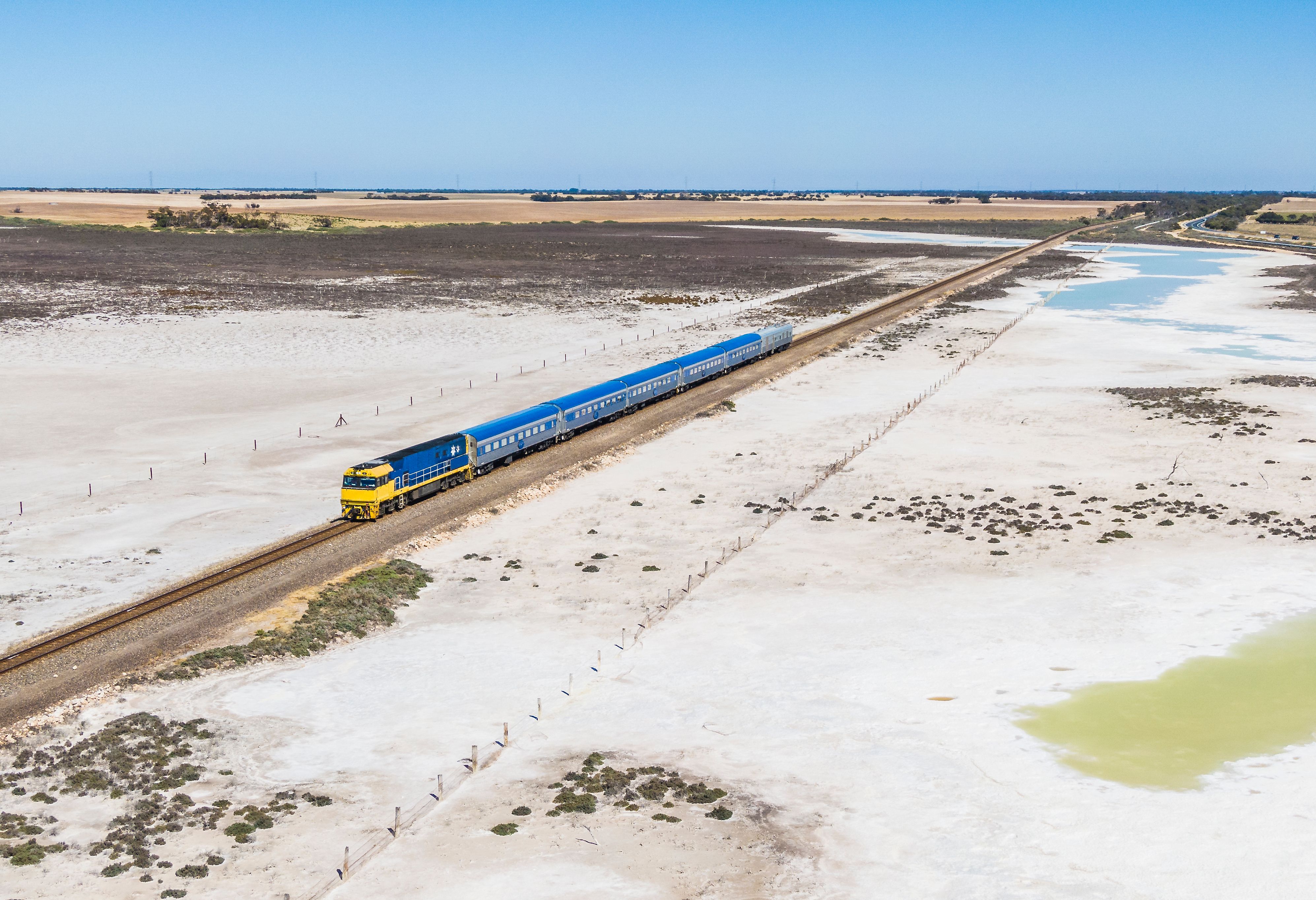 The Overland trein rijdend door Dry Salt Lake in Zuid-Australië.