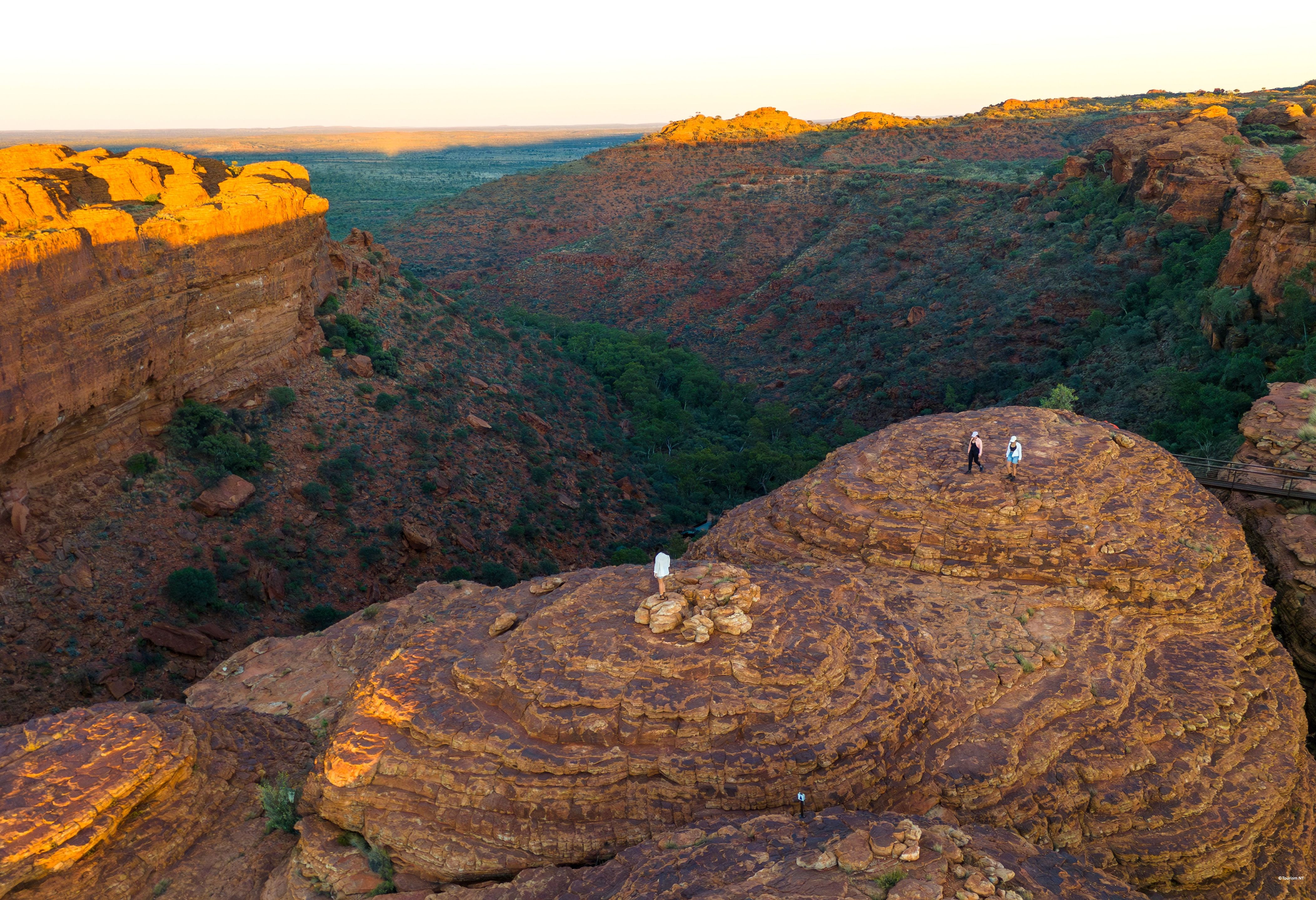 Wandelen over de rand van de Kings Canyon kloof in Australië