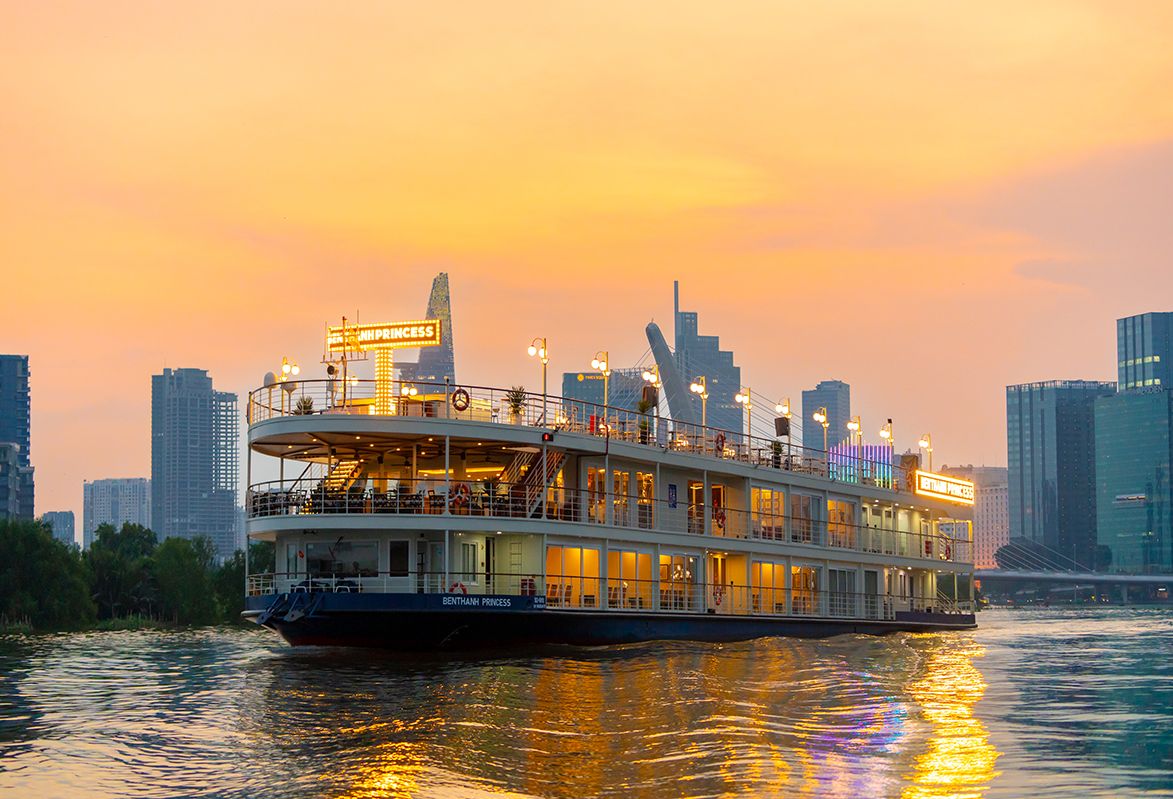 Ben Thanh Princess dinercruise op de Saigon rivier in Ho Chi Minh Stad in Vietnam