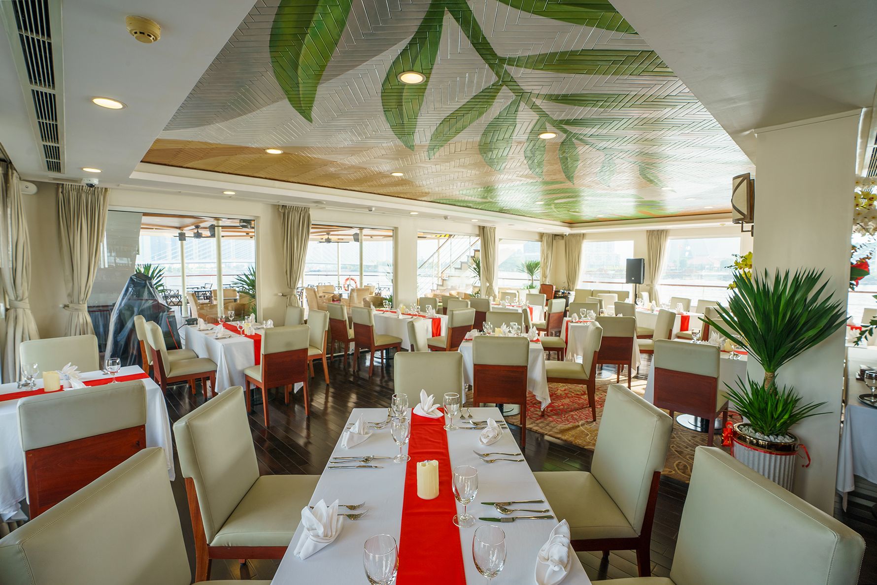 Indoor Lounge van de Ben Thanh Princess dinercruise op de Saigon rivier in Ho Chi Minh Stad in Vietnam