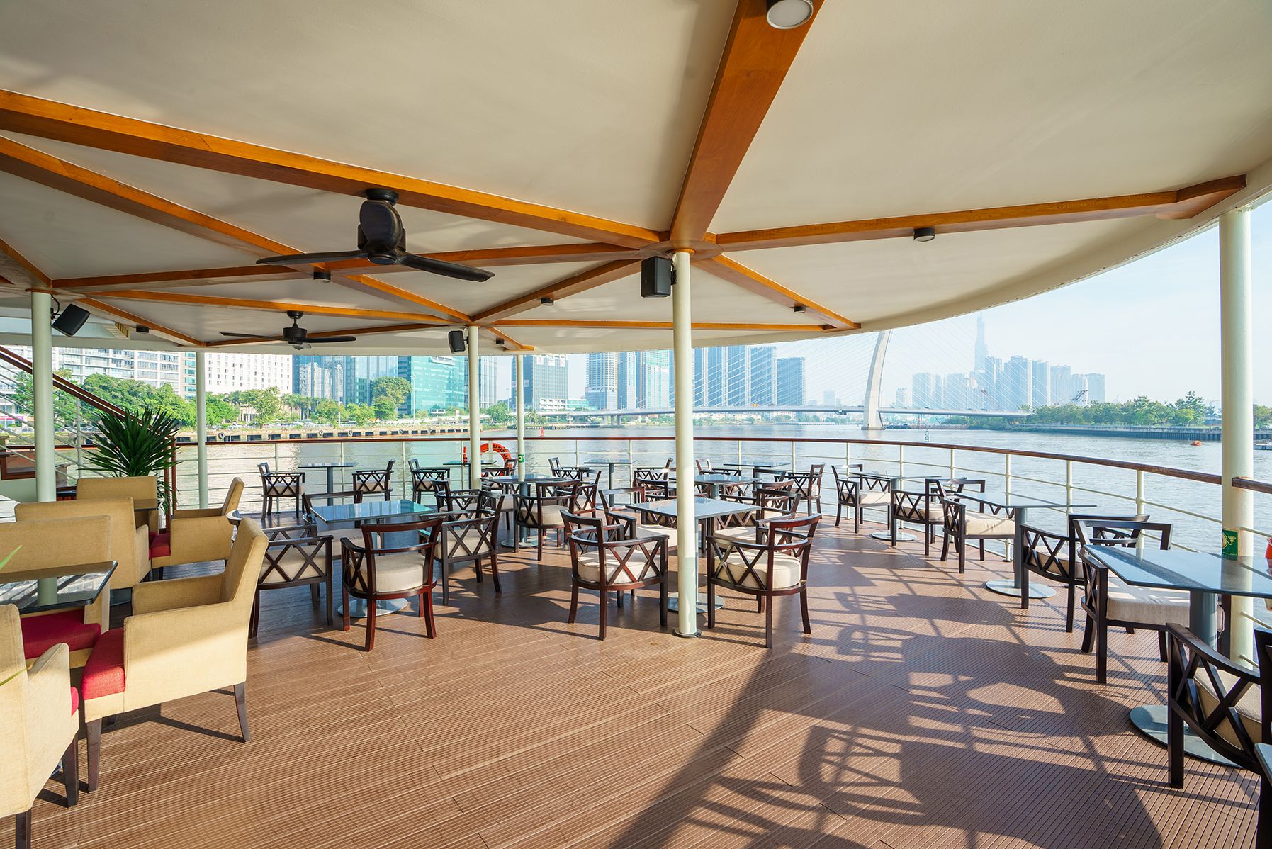 Panorama deck van de Ben Thanh Princess dinercruise op de Saigon rivier in Ho Chi Minh Stad in Vietnam