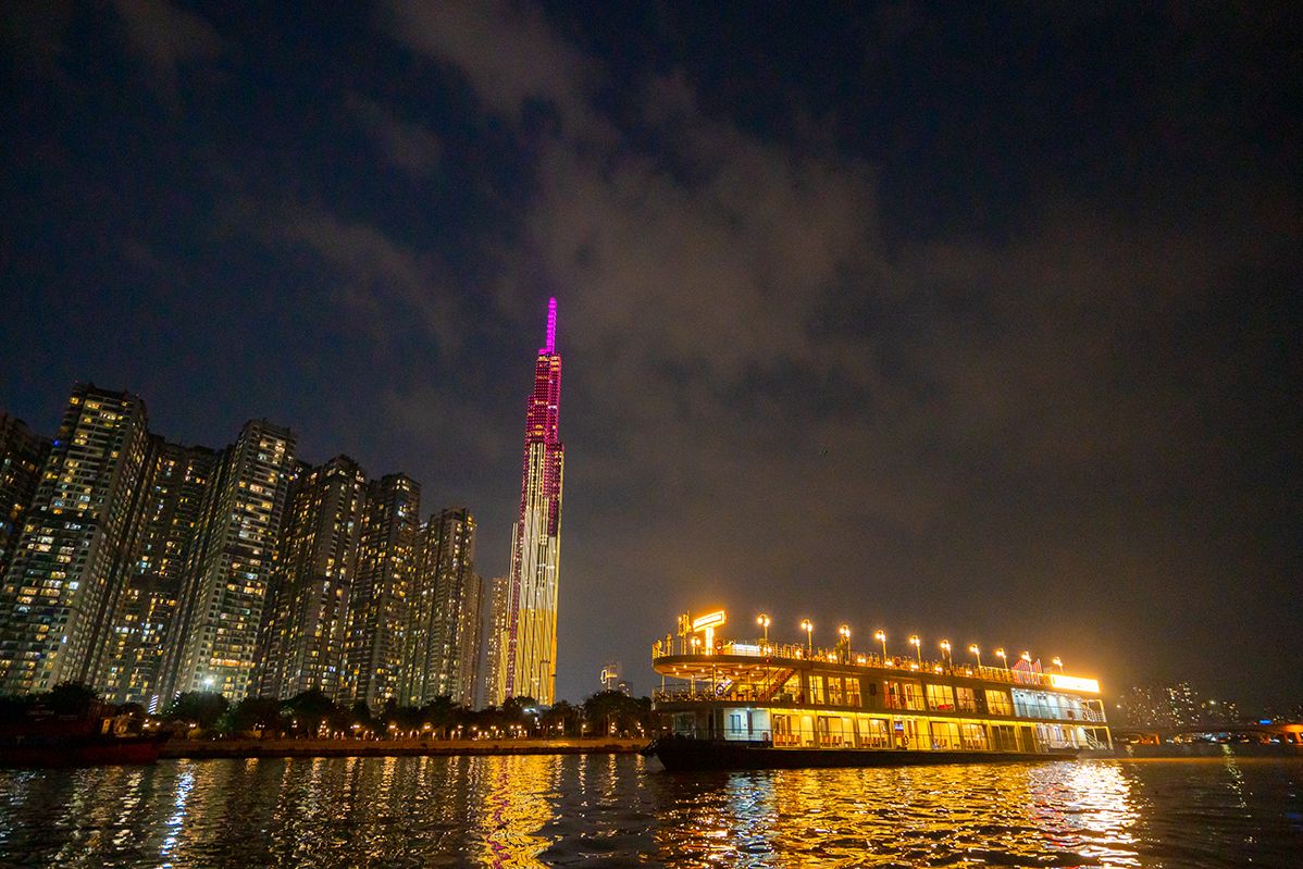 Ben Thanh Princess dinercruise by night op de Saigon rivier in Ho Chi Minh Stad in Vietnam