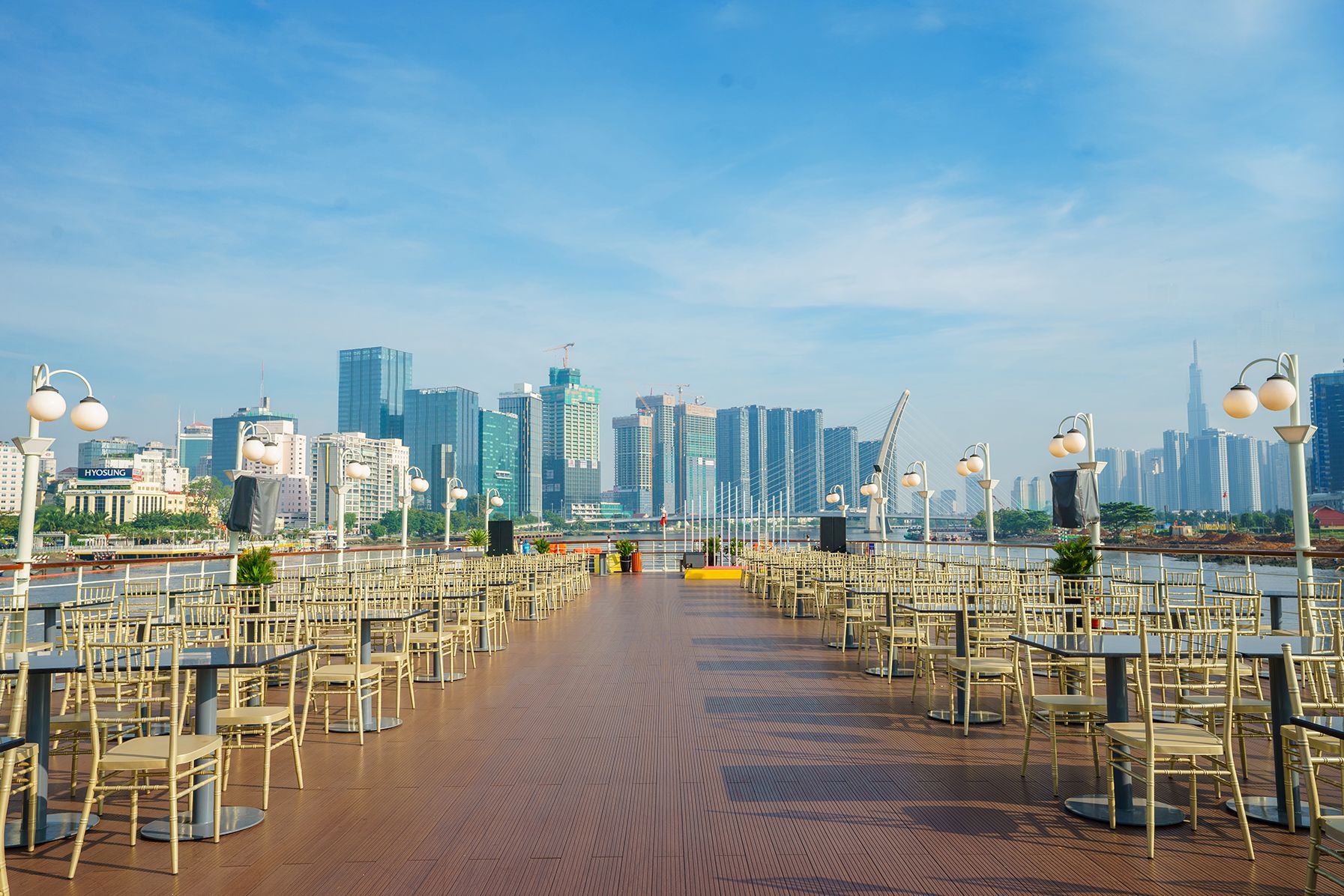 Zonnedek van de Ben Thanh Princess dinercruise op de Saigon rivier in Ho Chi Minh Stad in Vietnam