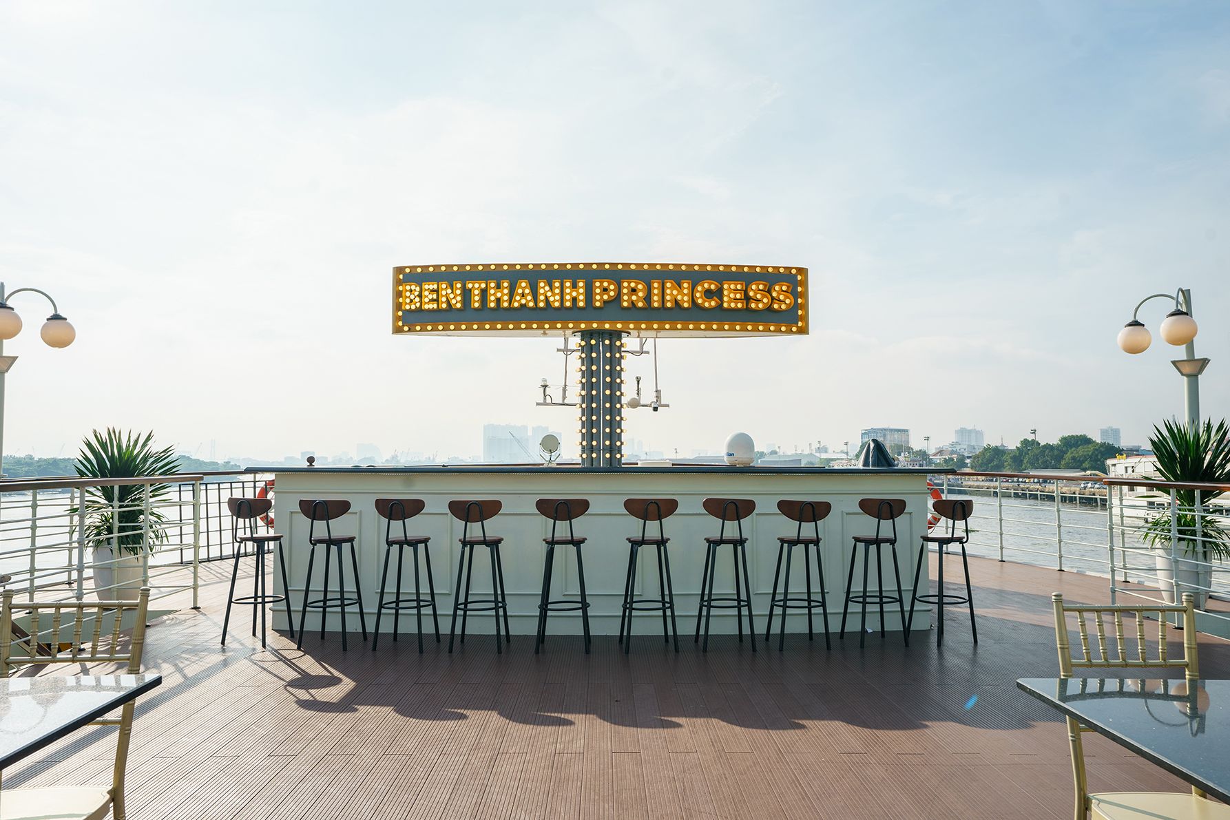 Buitenbar van de Ben Thanh Princess dinercruise op de Saigon rivier in Ho Chi Minh Stad in Vietnam