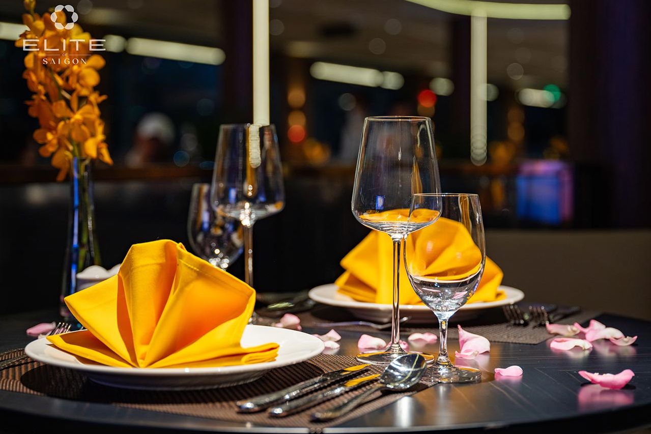 Gedekte tafel tijdens luxe dinercruise op de Elite of Saigon in Ho Chi Minh Stad in Vietnam