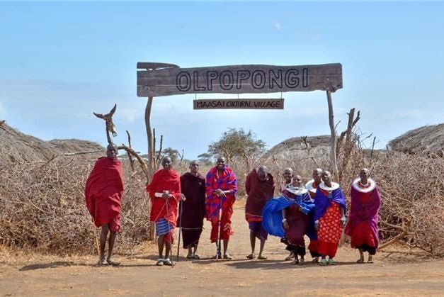 Ingang van Maasai cultureel dorp Olpopongi in Tanzania