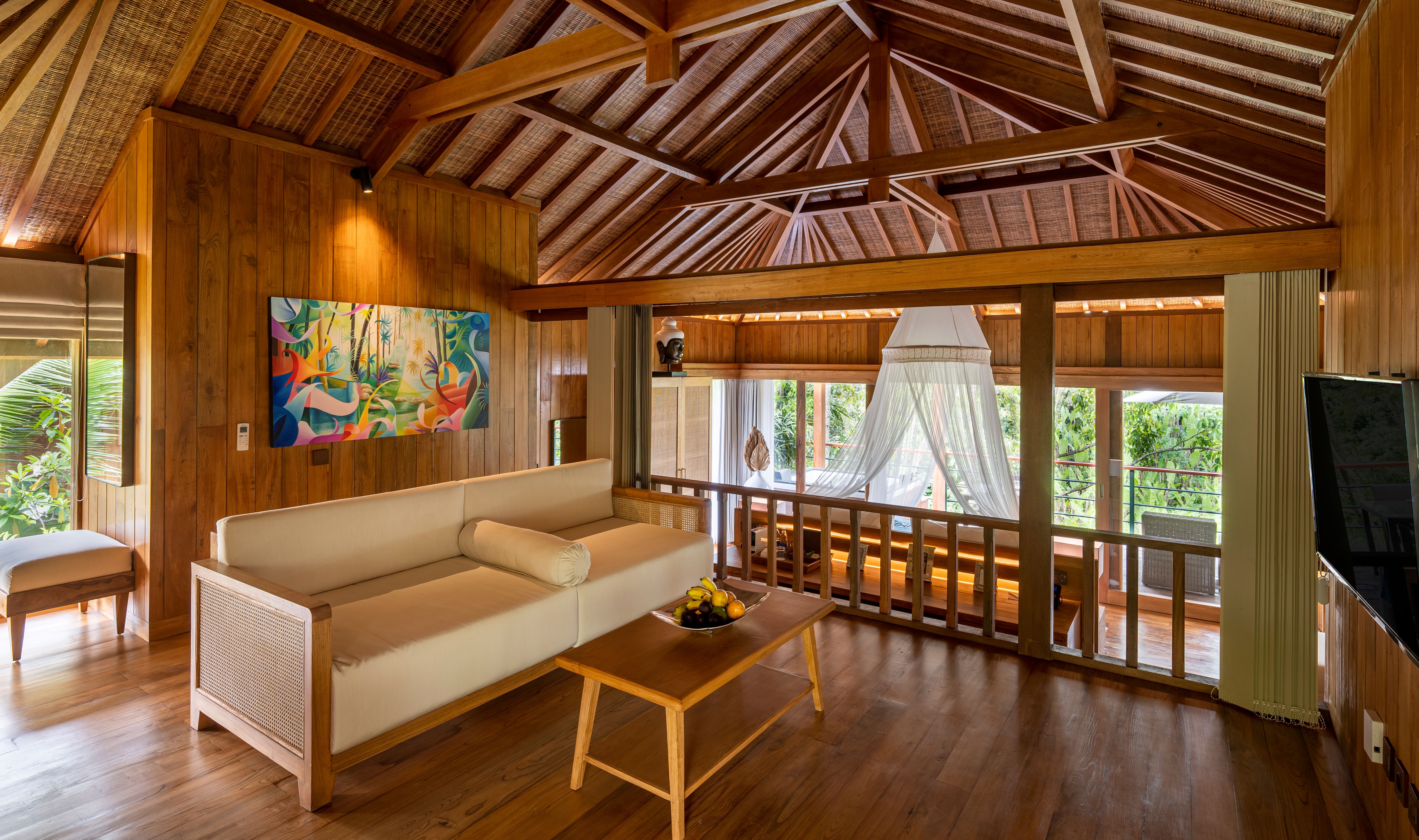 Zitgedeelte in de Deluxe Suite met jacuzzi in Kappa Senses Ubud op Bali