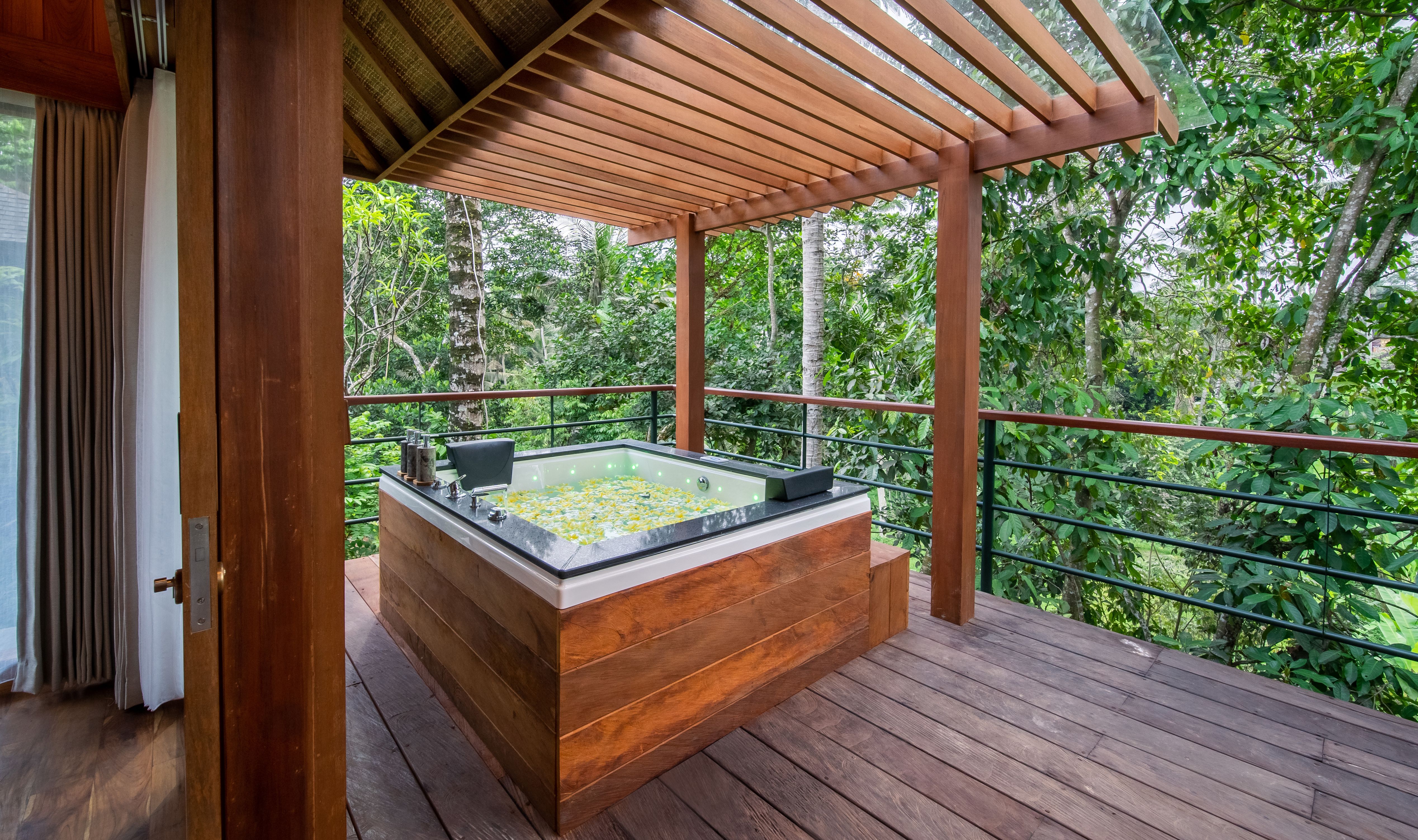 Jacuzzi op balkon in de Deluxe Suite met jacuzzi in Kappa Senses Ubud op Bali