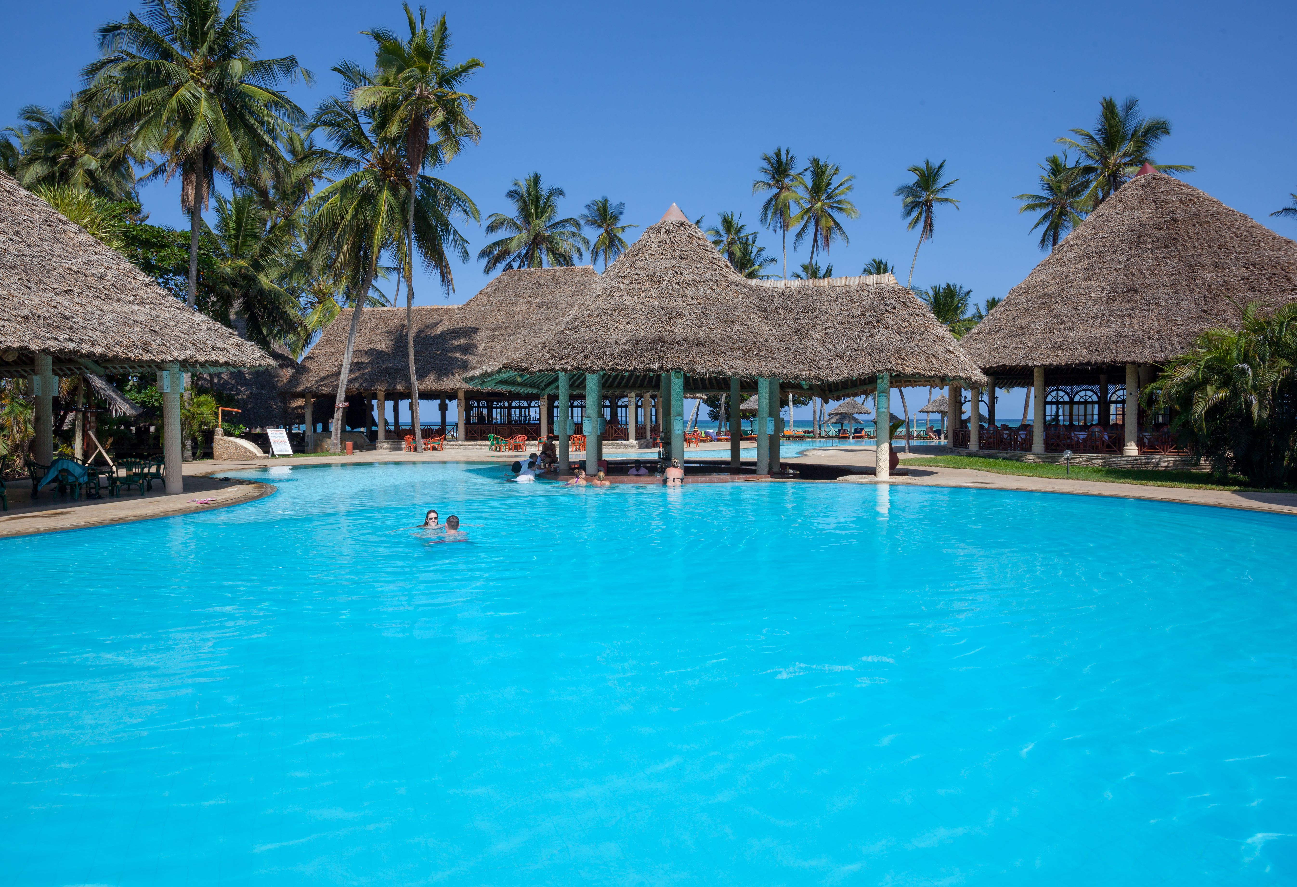 Zwembad van het Neptune Paradise Beach Resort in Diani Beach in Kenia