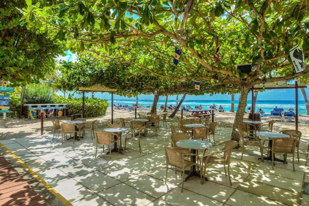 Barbados Zuidkust Christ Church Coconut Court Beach Hotel Terras