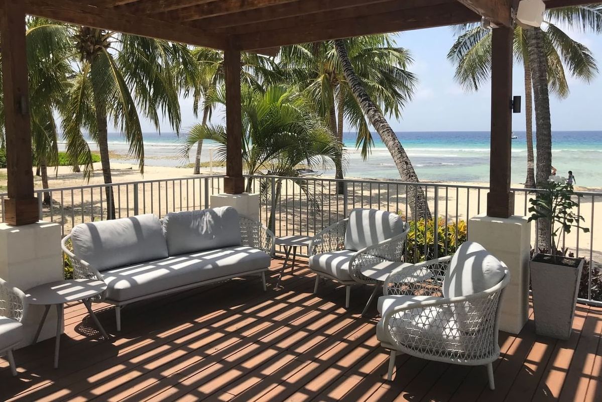 Barbados Zuidkust Christ Church Coconut Court Beach Hotel Terras