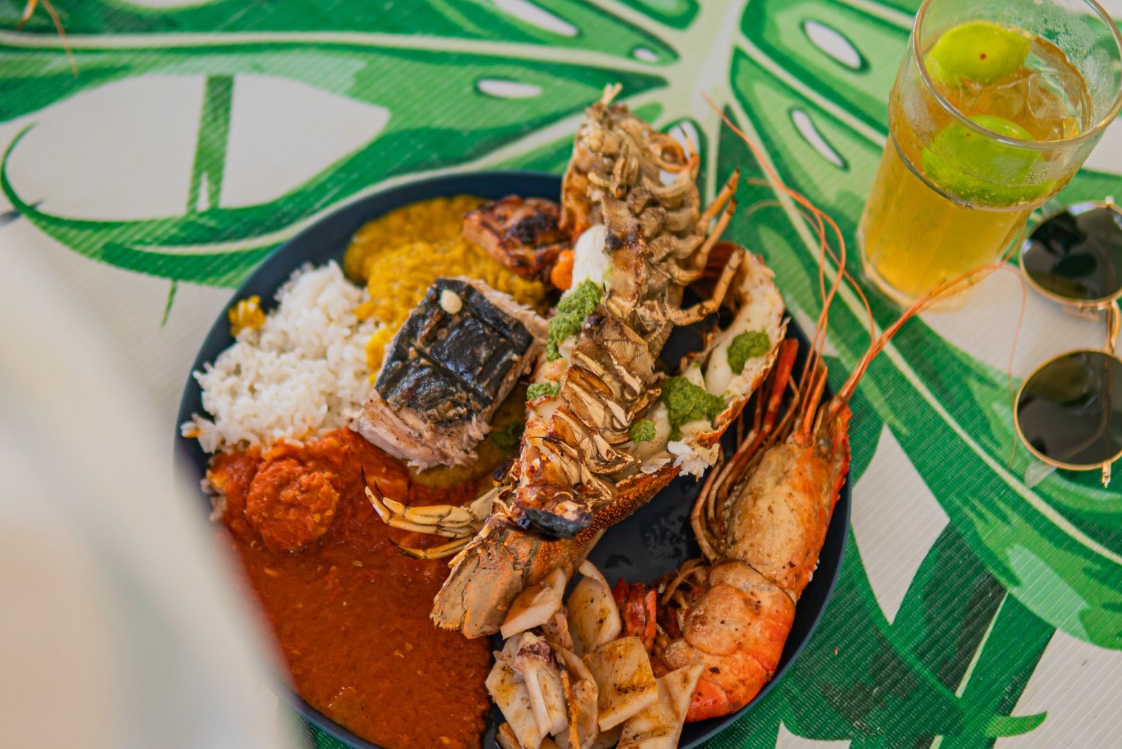 Buffetlunch van zeevruchten tijdens Safari Blue snorkel safari bij Zanzibar