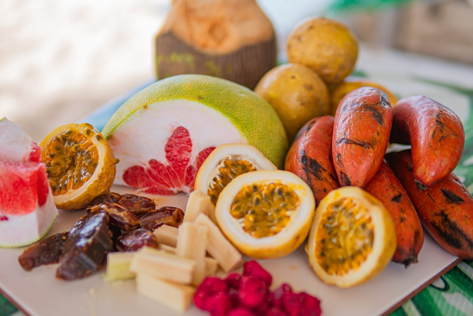 Proeverij van vers fruit tijdens Safari Blue snorkels safari bij Zanzibar