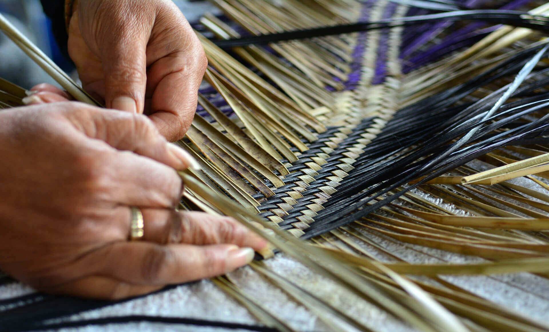 Maori traditionele mand weven