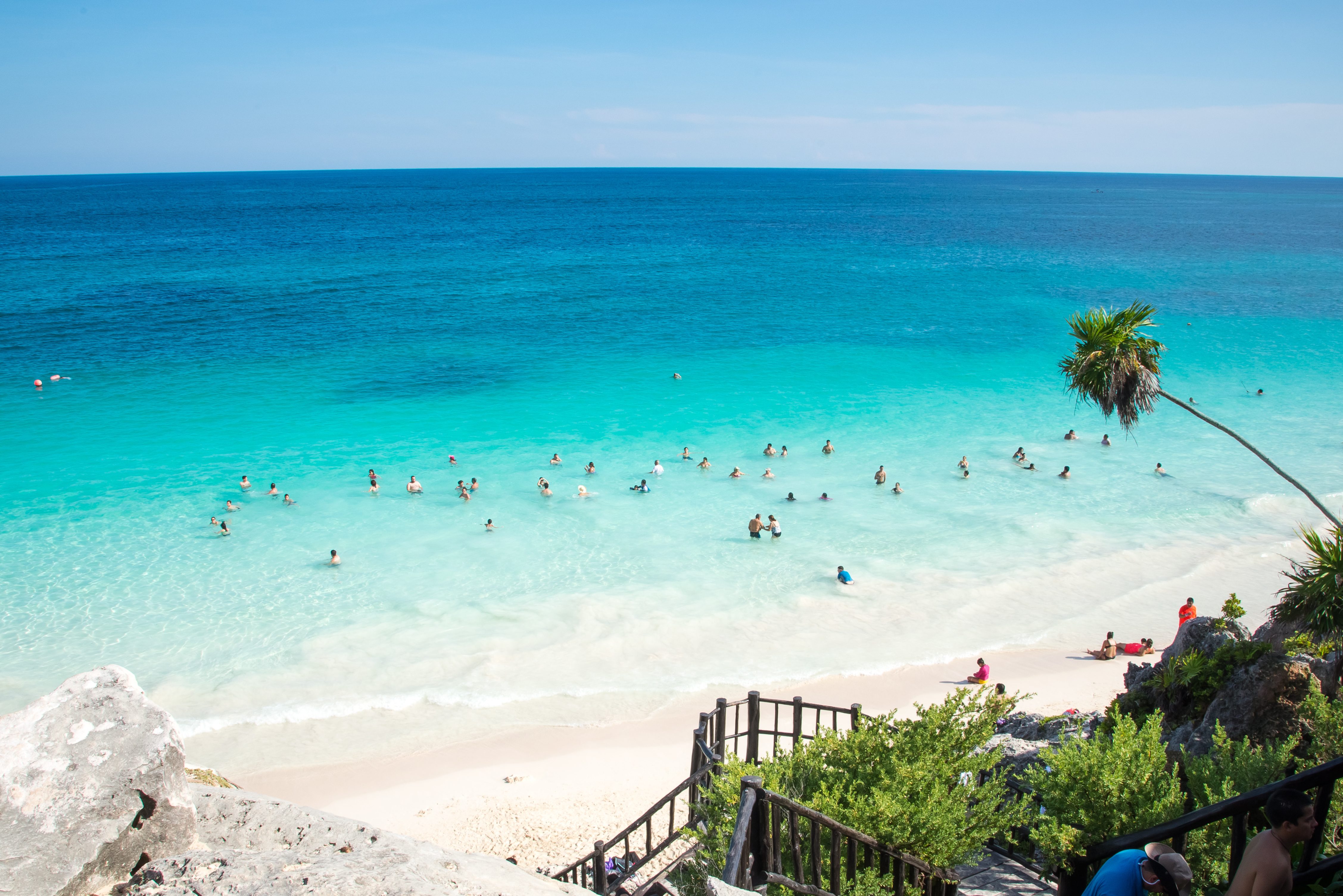 Zwemmers in zee bij Tulum strand in Yucatan Mexico