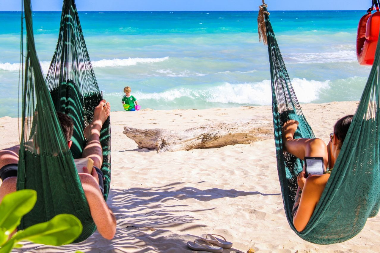 Ontspannen in een hangmat aan het strand van Tulum in Yucatan Mexico