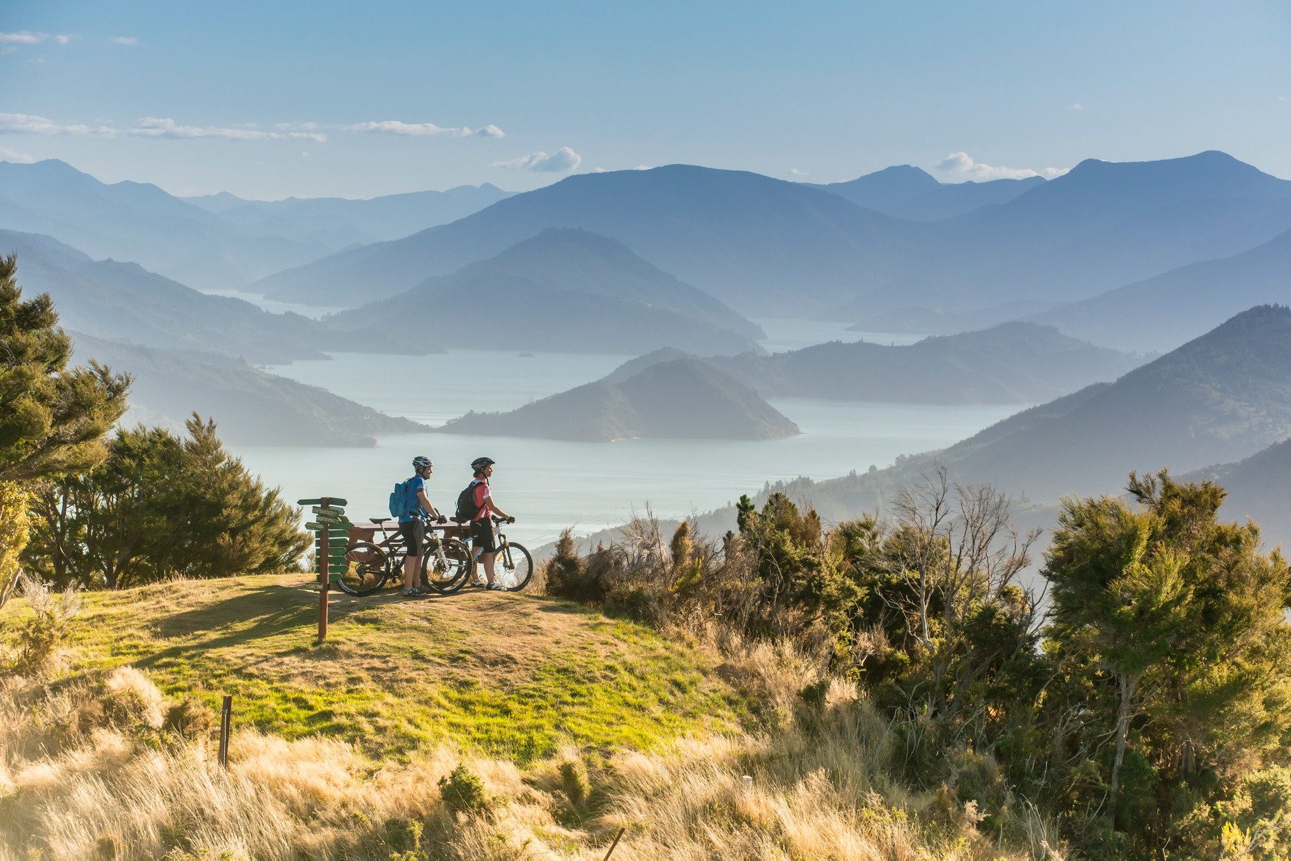 nieuw-zeeland-marlborough-sounds-mountainbikers-uitzicht