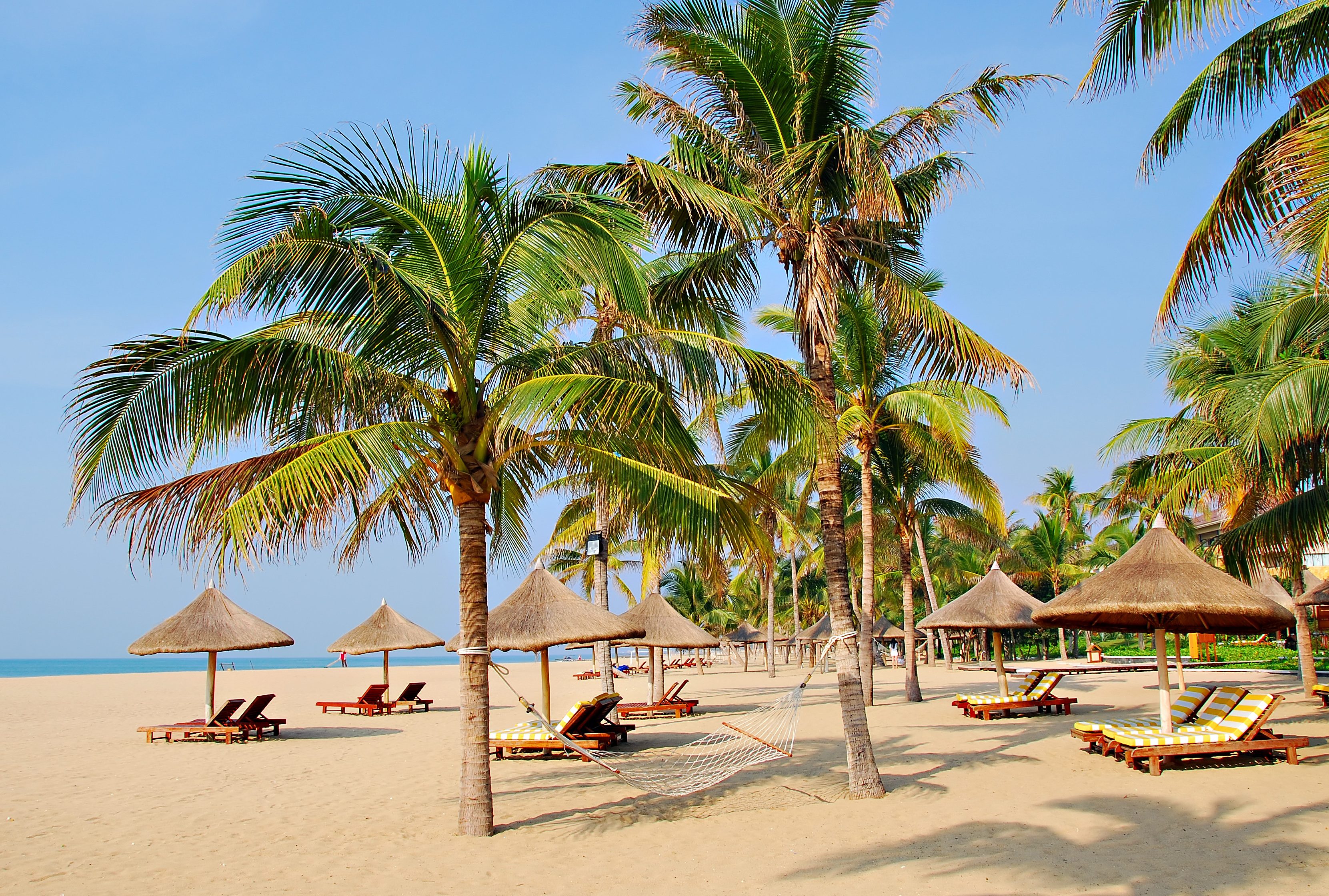 Het goudgele zandstrand van Hainan, China