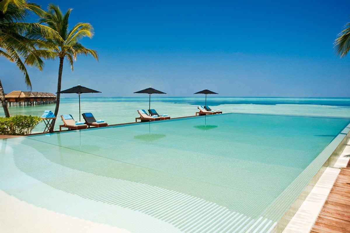 malediven-lux-south-ari-atol-zwembad-met-zeezicht