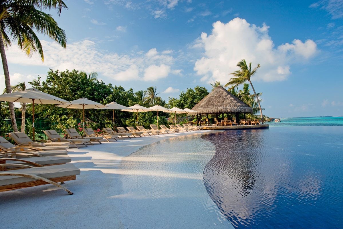 malediven-lux-south-ari-atol-zwembad-met-ligstoelen