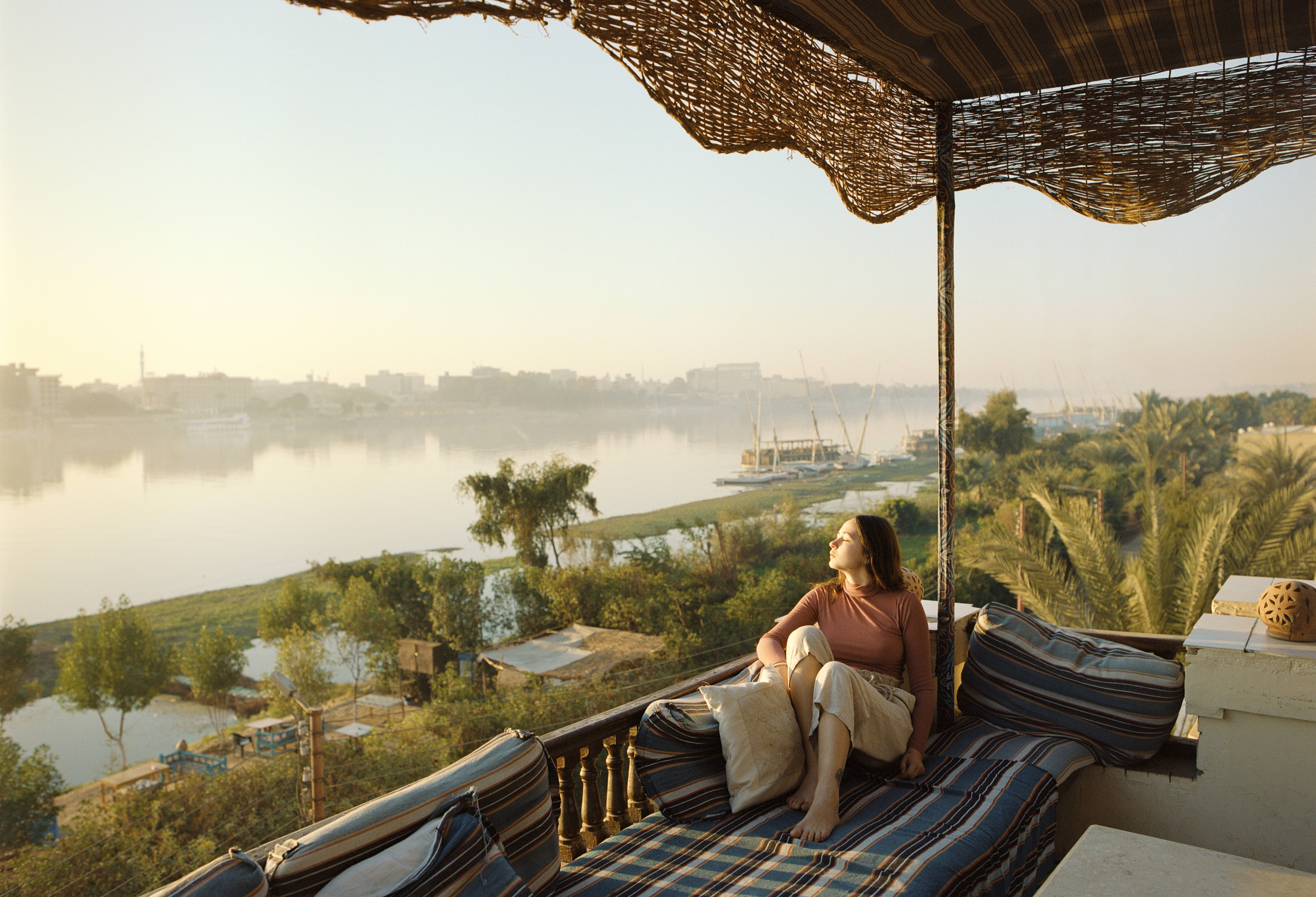 Uitkijken over de Nijl vanaf een terras in Luxor Egypte