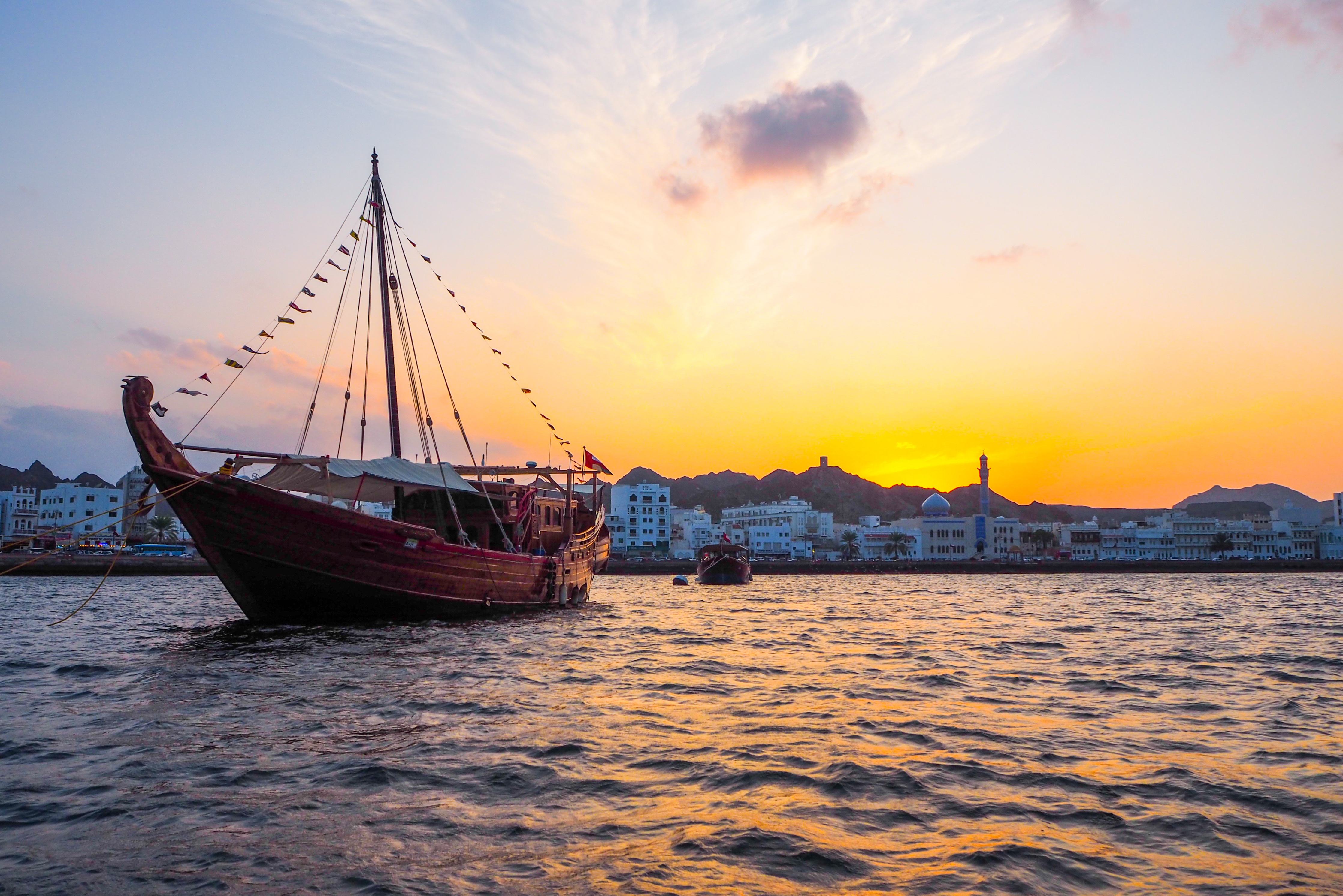 Promenade de Corniche in Muscat bij Oman bij zonsondergang