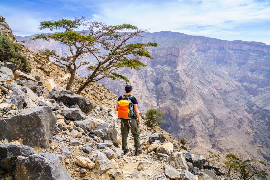 Reiziger bij Jebel Shams in Oman