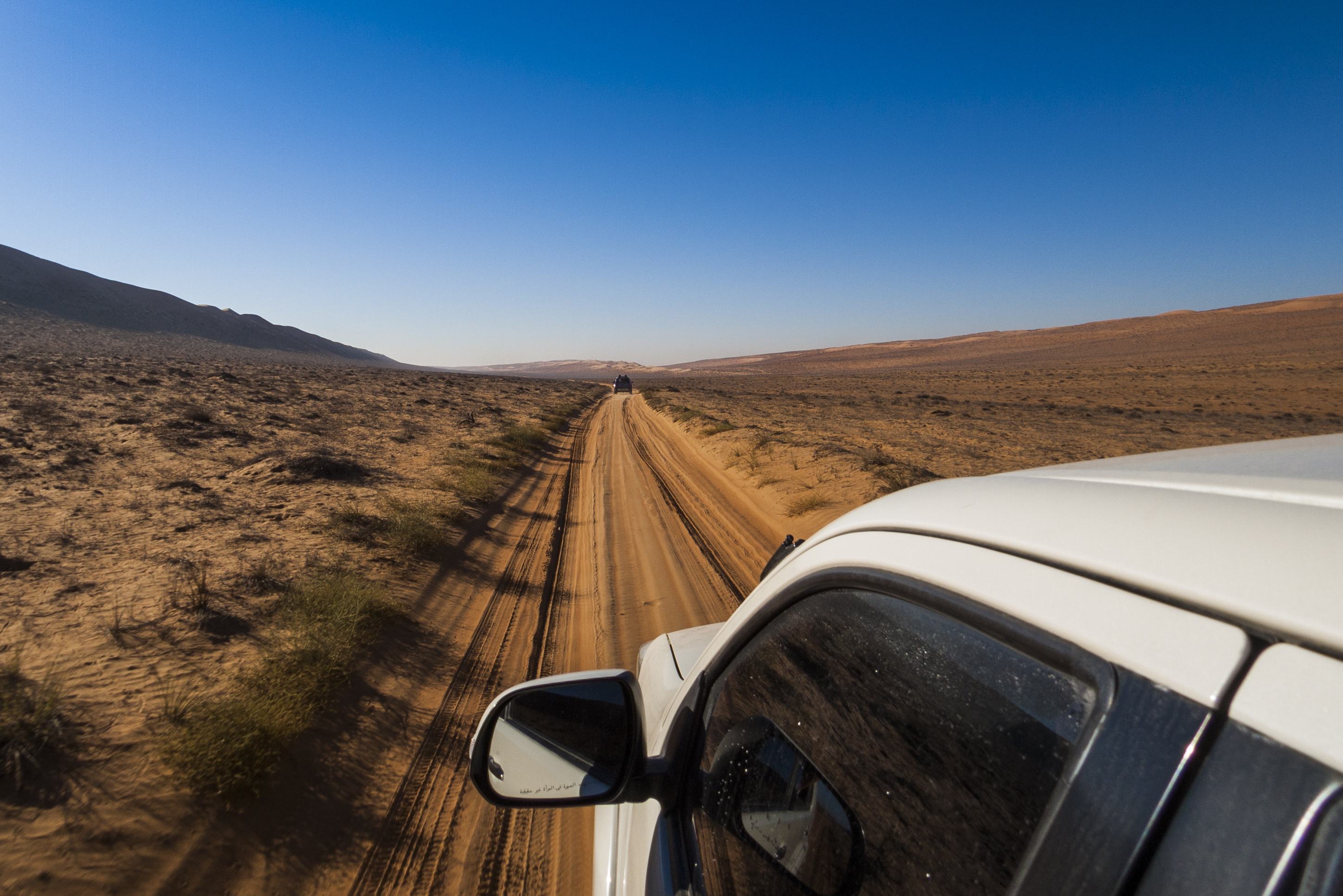 Rijden met de 4WD in de woestijn van Wahiba Sands in Oman