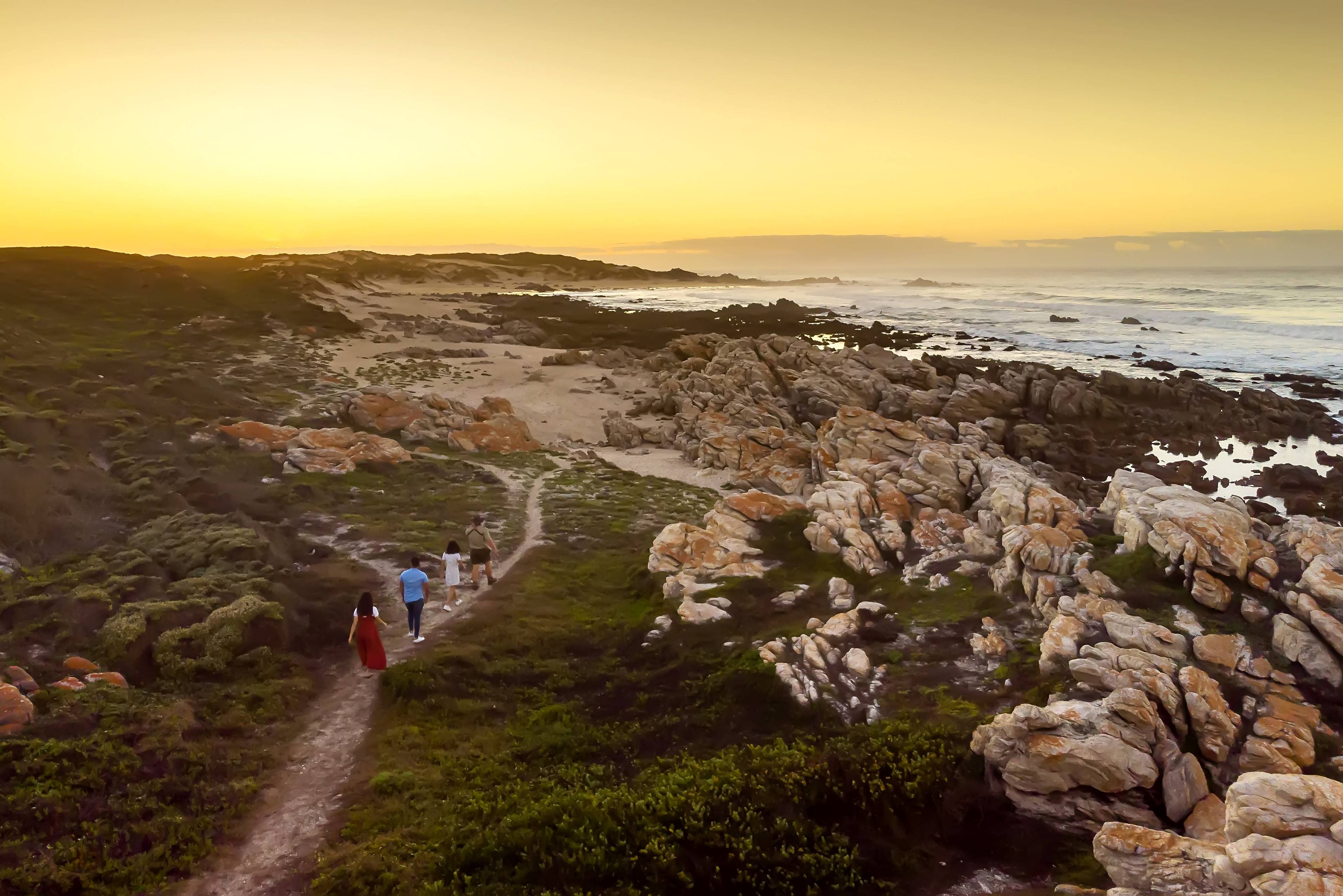 Zuid-Afrika-Port-Elizabeth-vuurtoren-van-Cape-Recife-wandelen-bij-zonsondergang