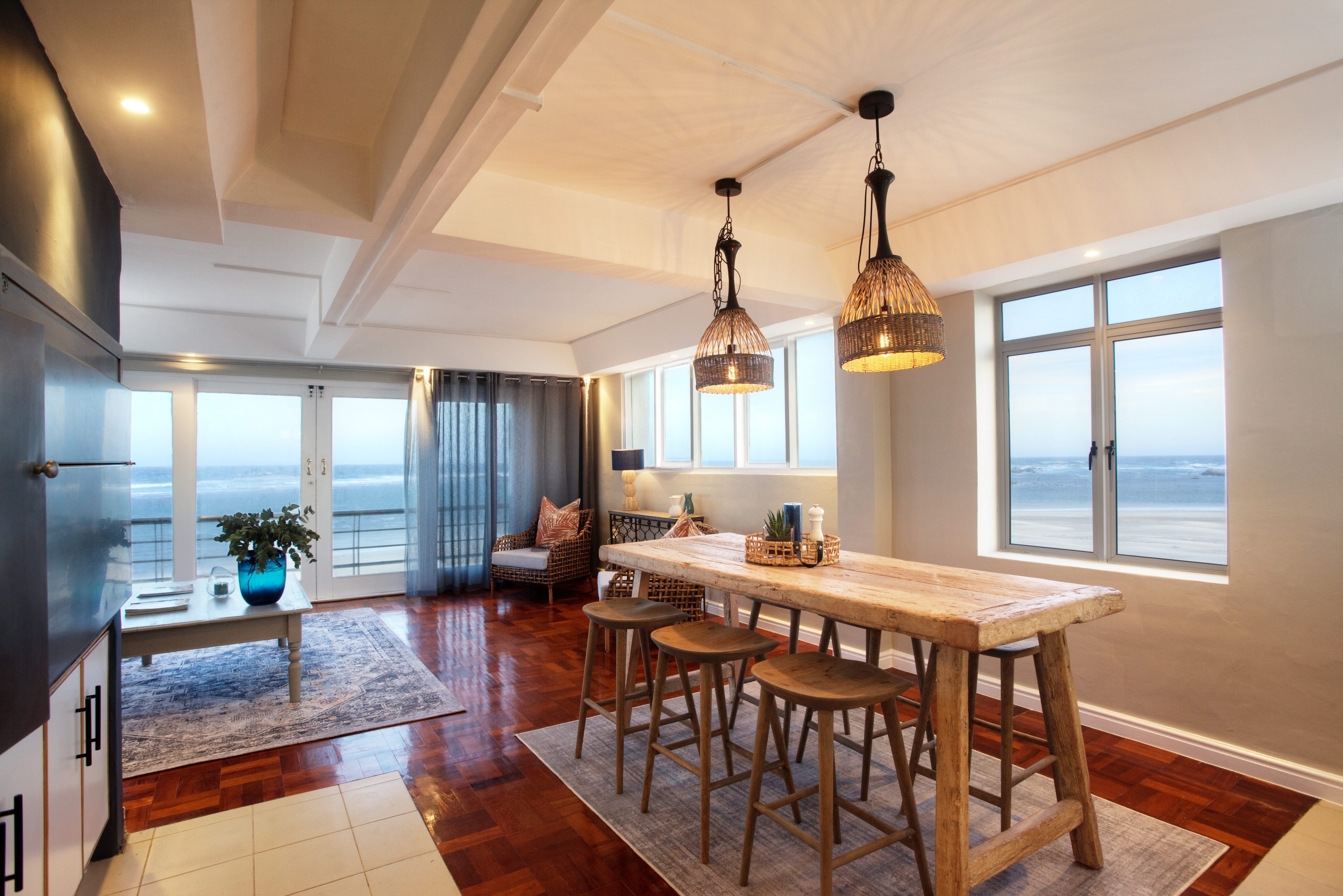 Zuid-Afrika-Port-Elizabeth-vuurtoren-van-Cape-Recife-eettafel-in-villa