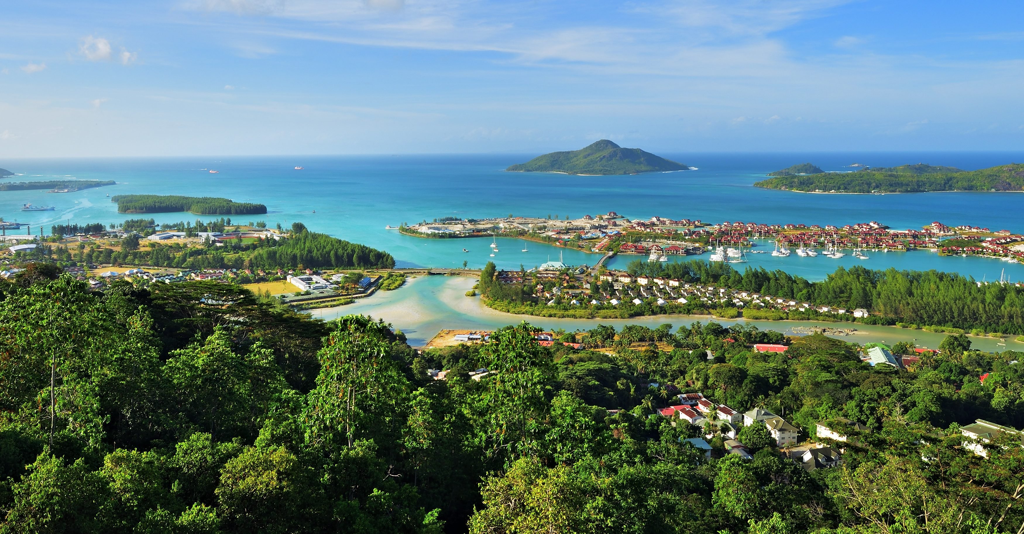 Seychellen-Mahe-Victoria-uitzichtspunt-over-de-eilanden
