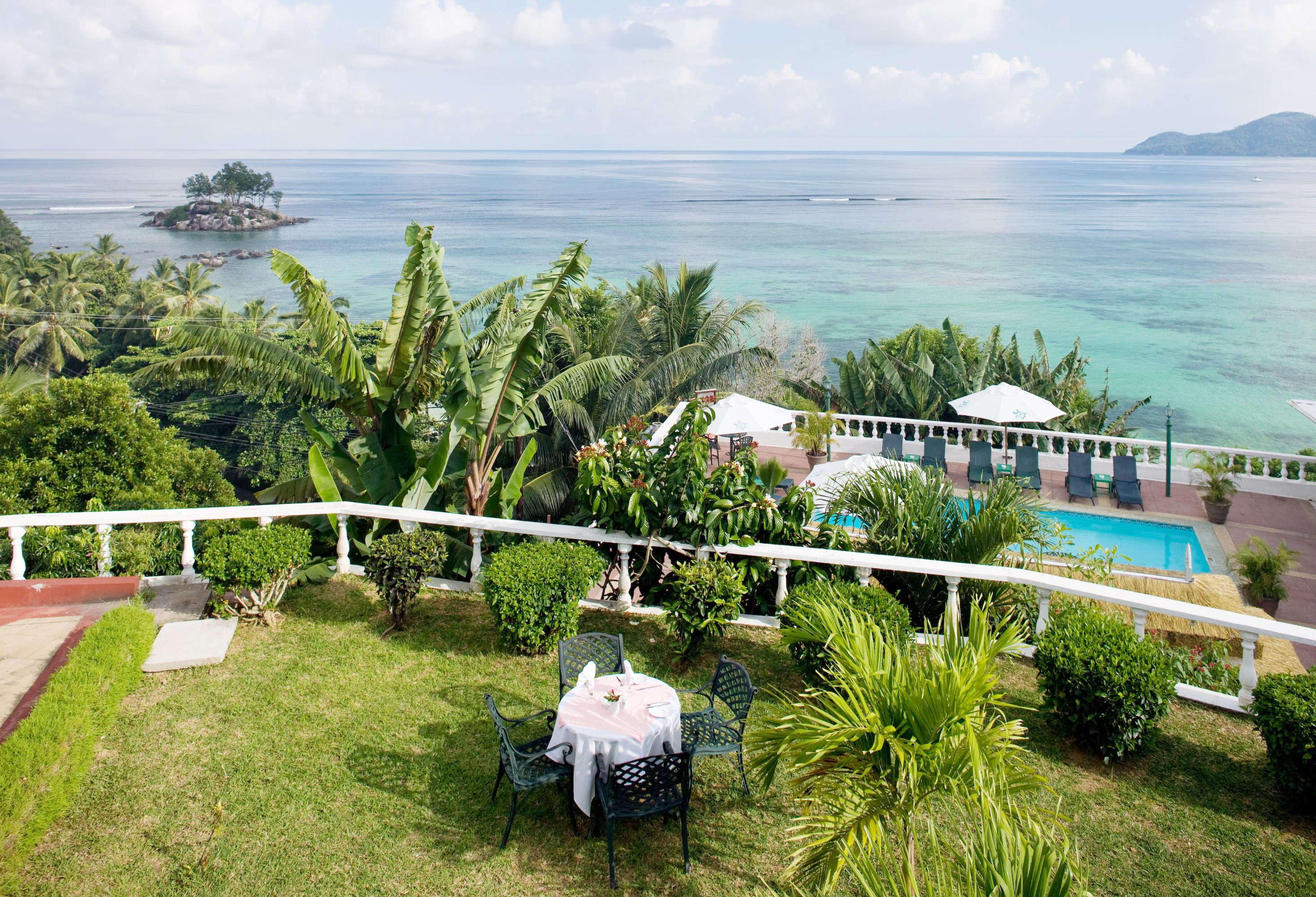 Uitzicht vanaf het Le Relax Hotel op Mahe op de Seychellen