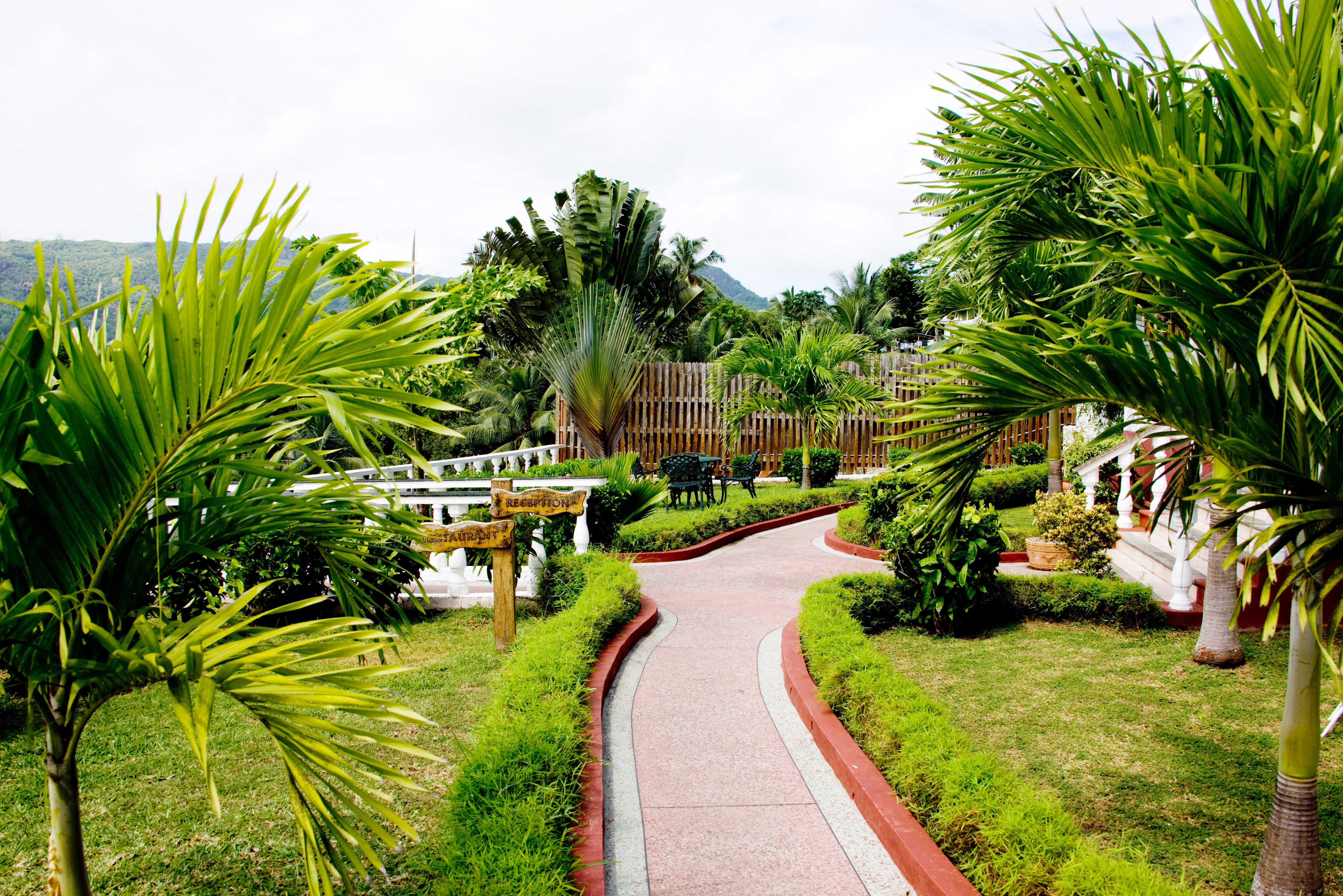 Tuin van Le Relax Hotel op Mahe Seychellen