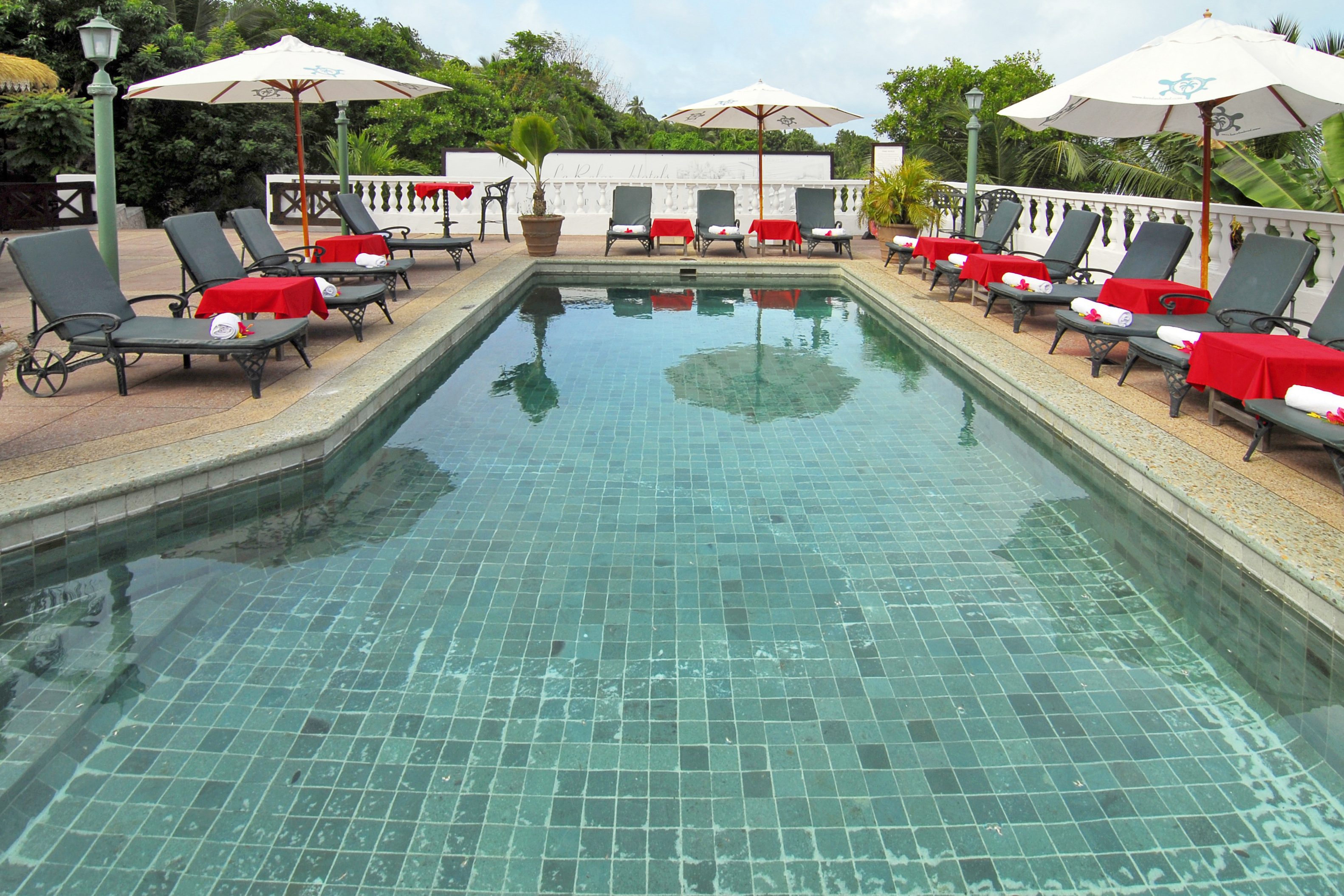 Genieten aan het zwembad van Le Relax Hotel op Mahe op de Seychellen