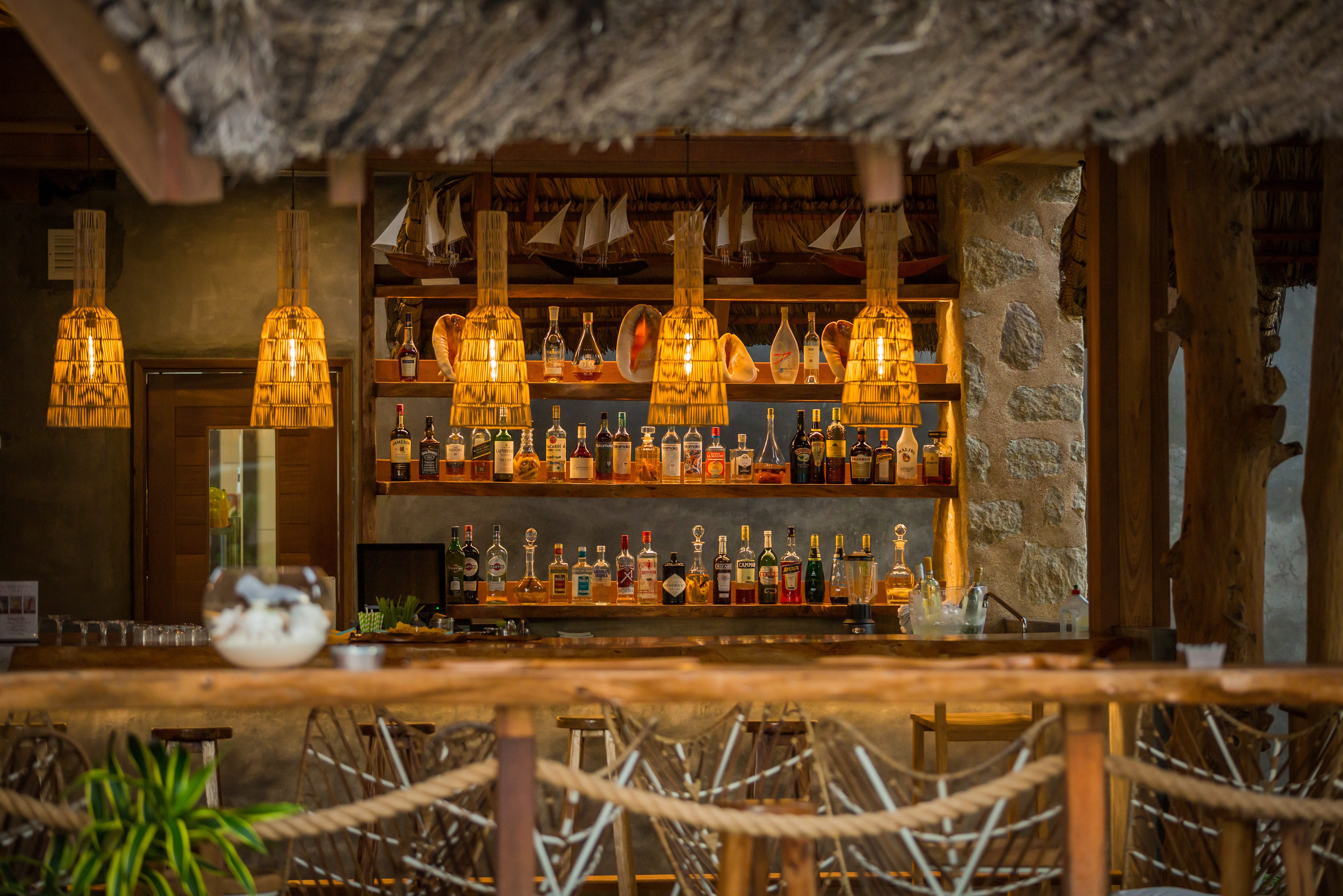 Bar van het Les Lauriers Eco Hotel op Praslin in de Seychellen