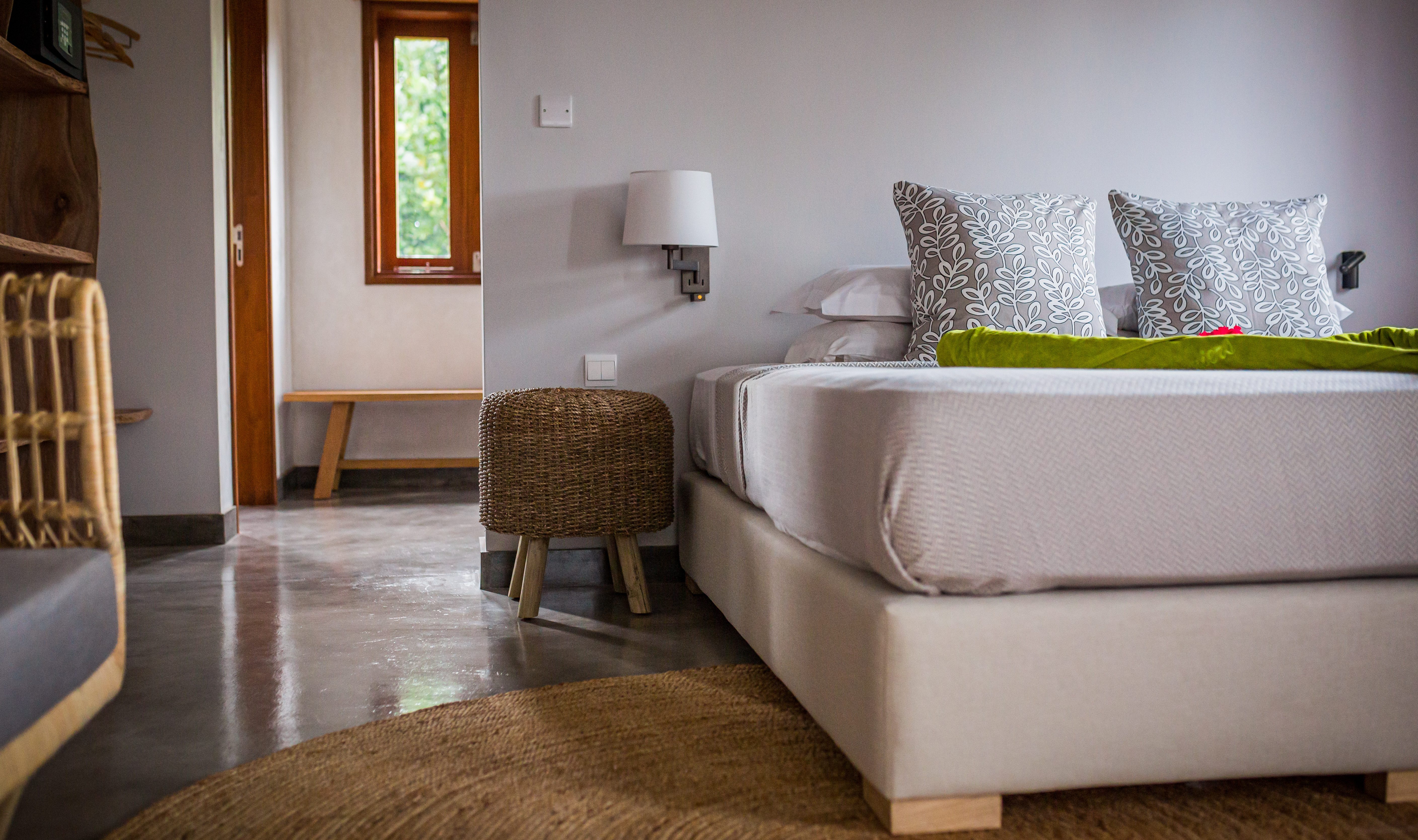 Slaapkamer van de Superior kamer van Les Lauriers op Praslin in de Seychellen