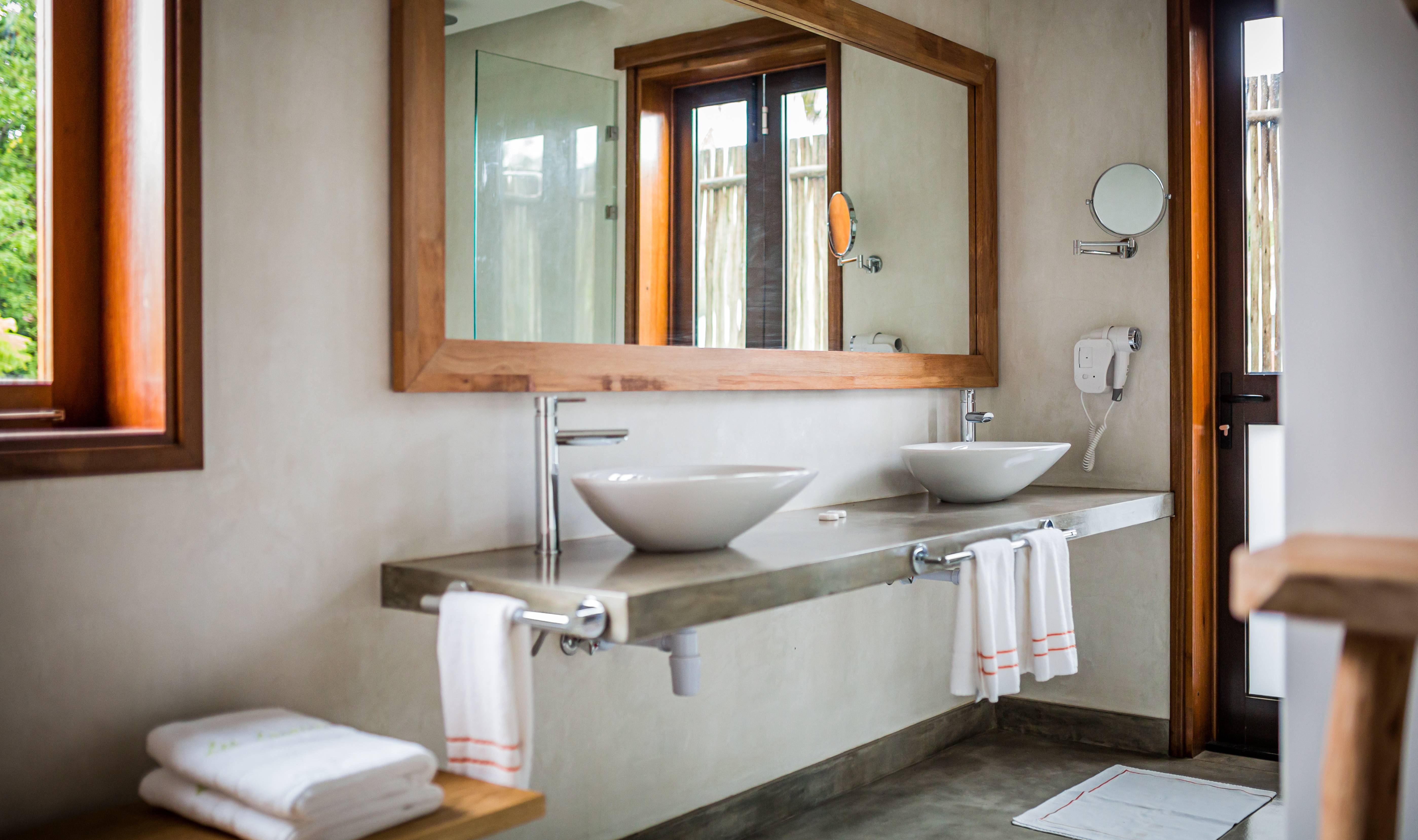 Badkamer van de SUperior kamer van Les Lauriers op Praslin in de Seychellen