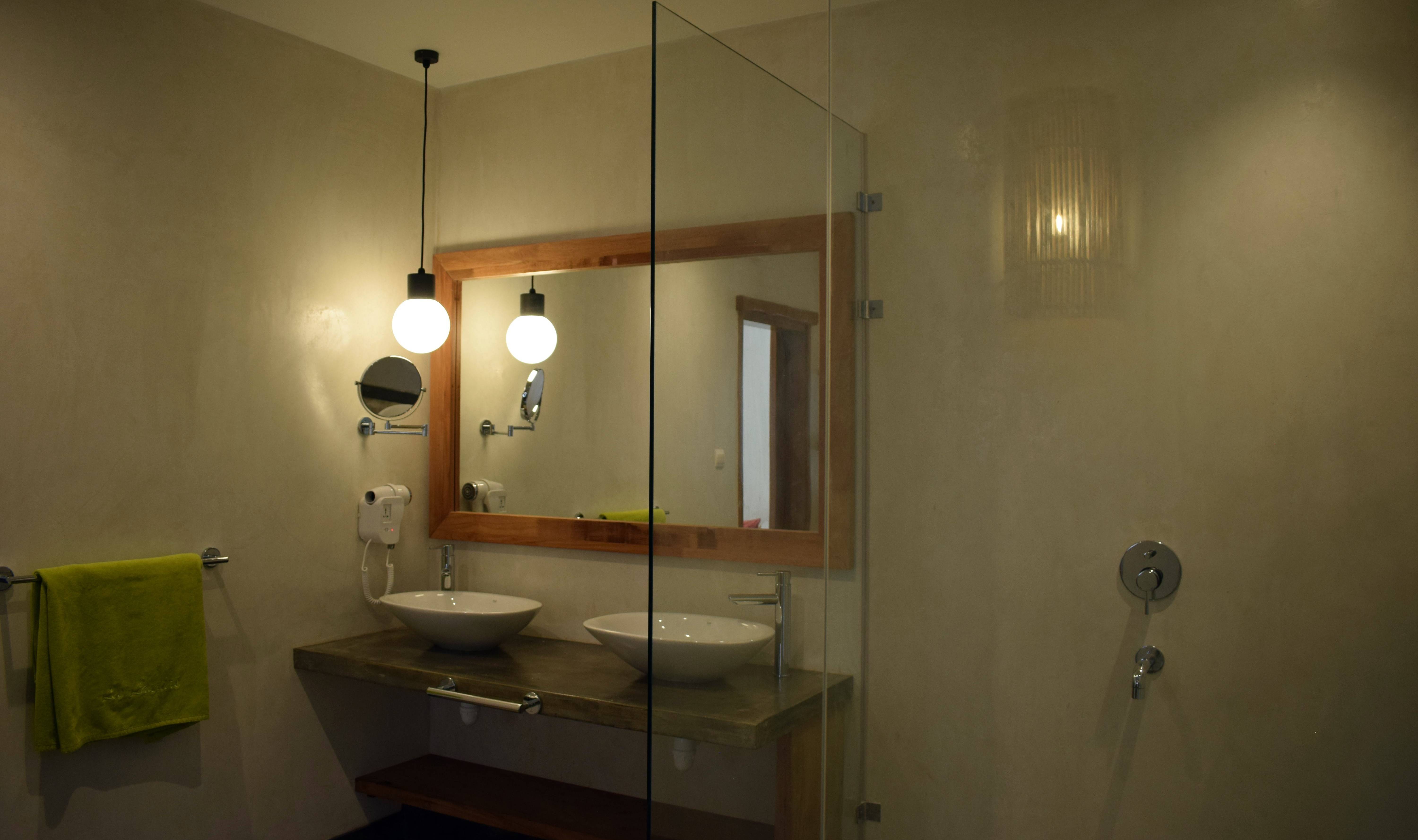 Badkamer van de Family kamer van Les Lauriers op Praslin in de Seychellen