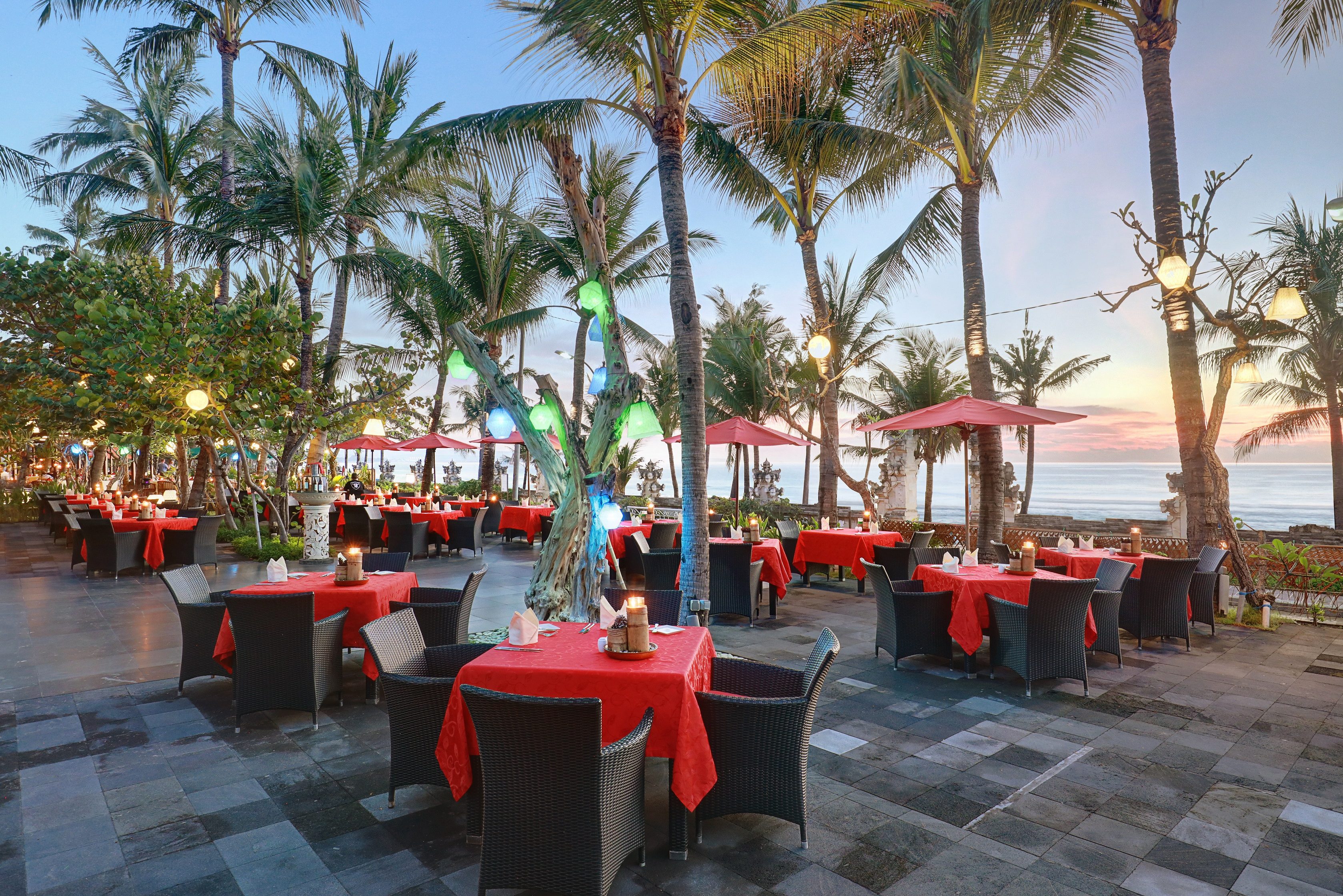 Ocean Terrace Restaurant in het Legian Beach Hotel op Bali in Indonesie