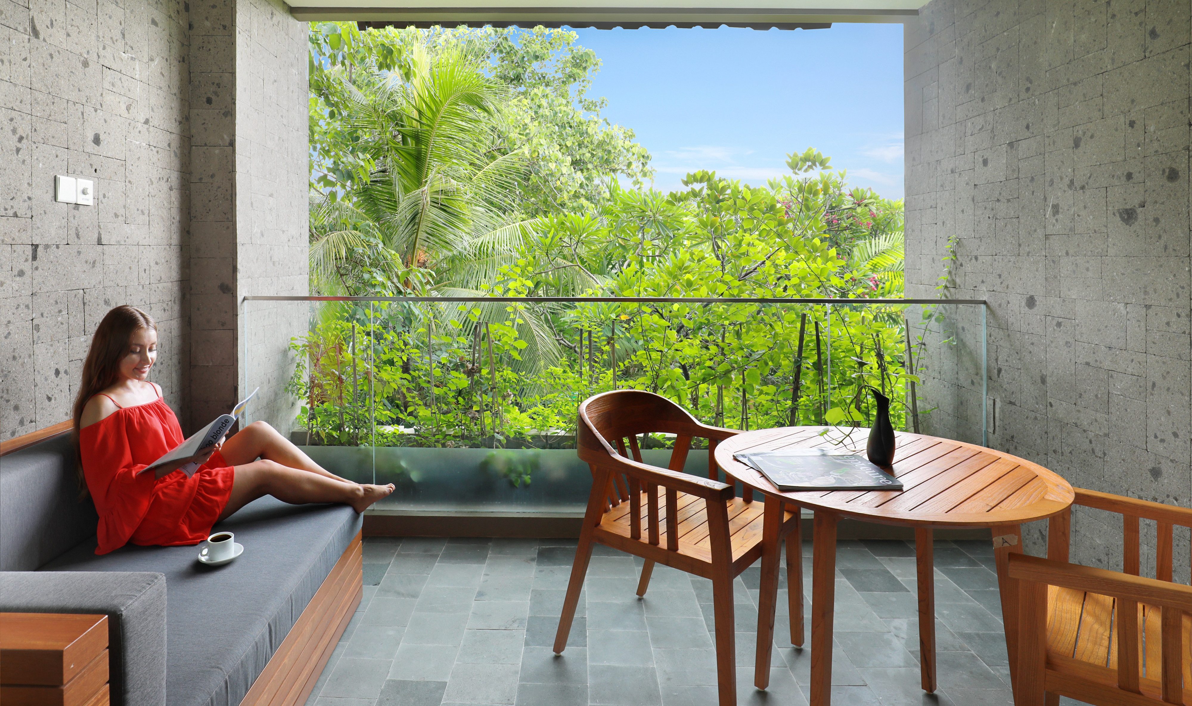 Balkon van de Deluxe Garden kamer in het Legian Beach Hotel op Bali in Indonesie