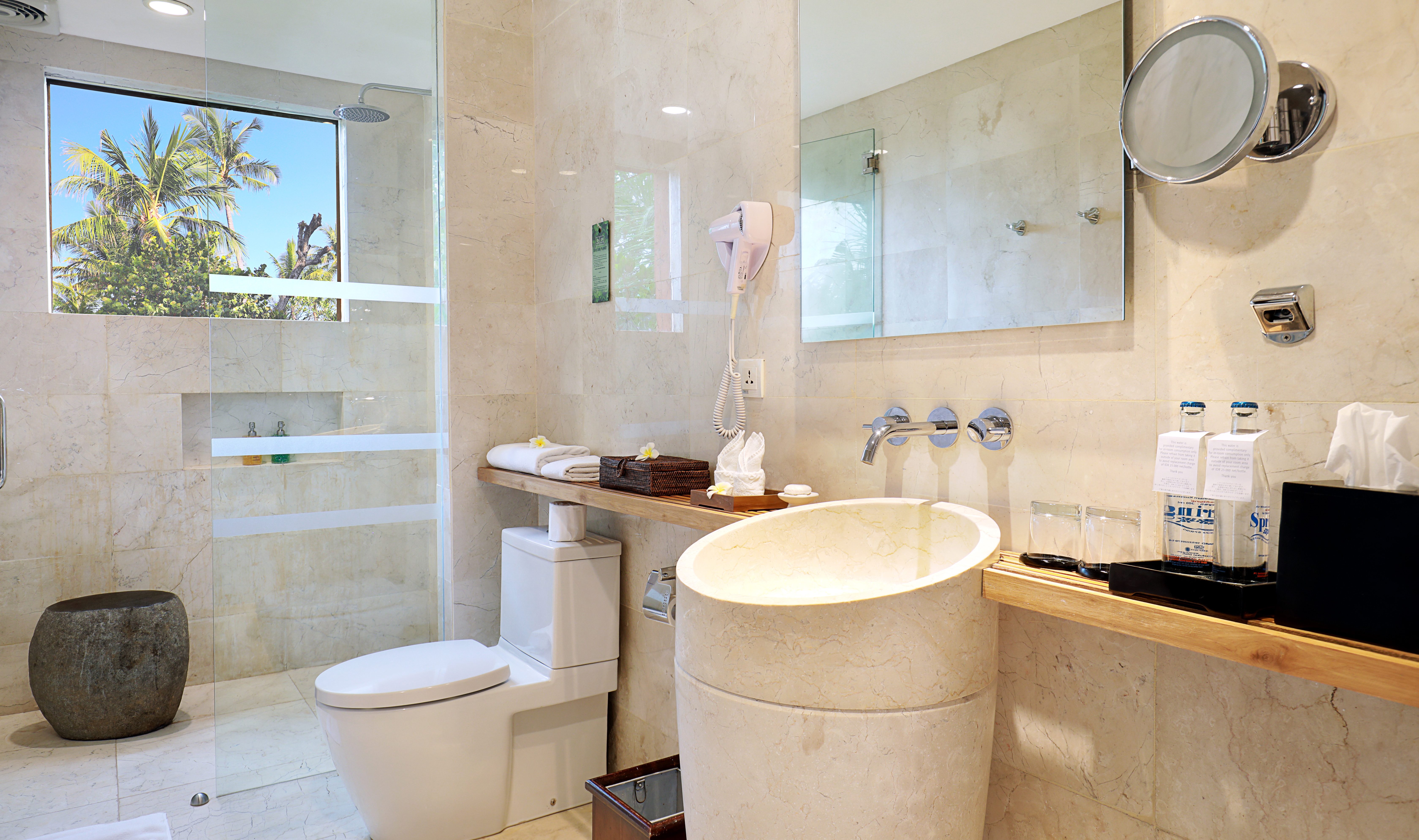 Badkamer van de Deluxe Garden kamer in het Legian Beach Hotel op Bali in Indonesie