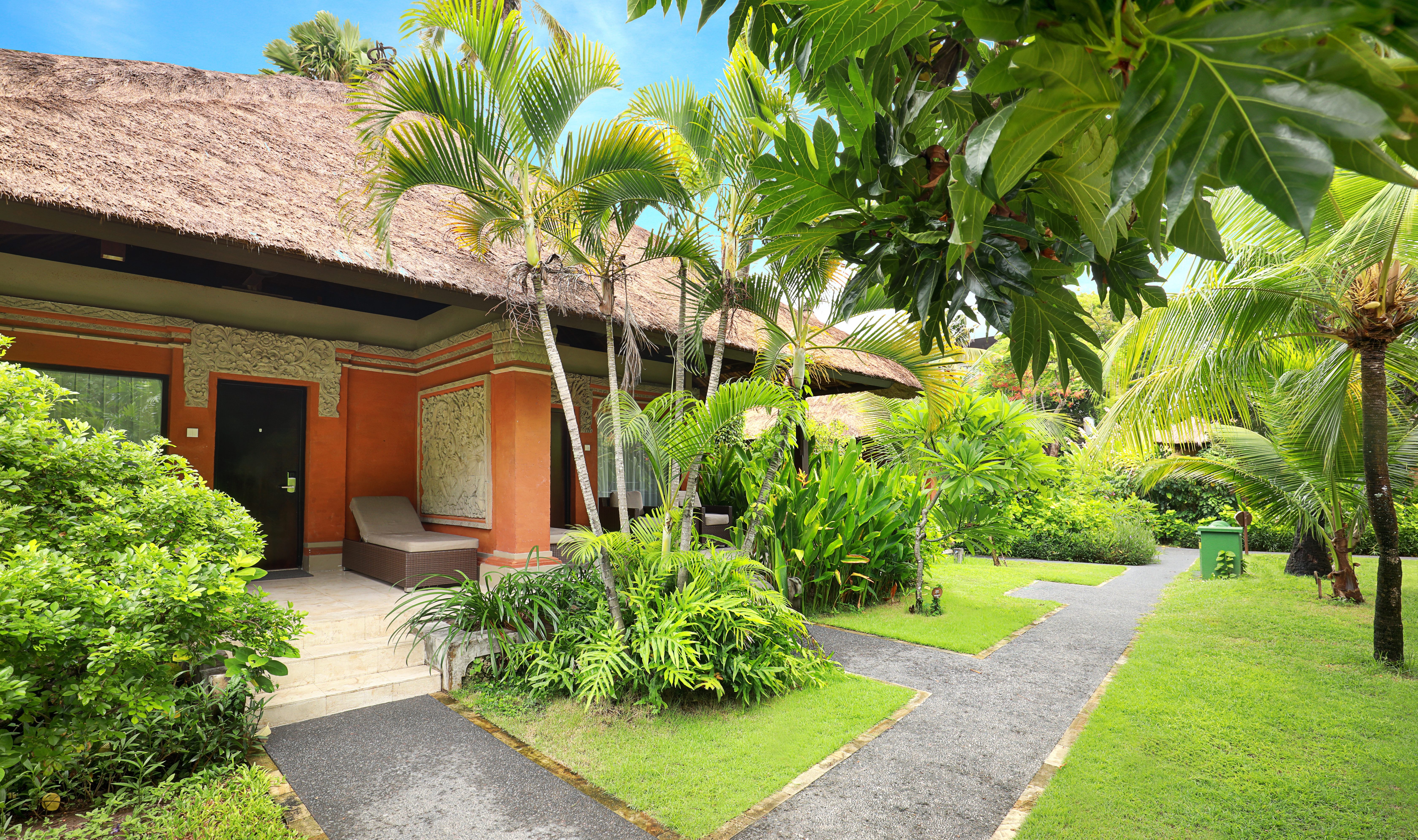 Deluxe Garden Bungalow buitenkant in het Legian Beach Hotel op Bali in Indonesie