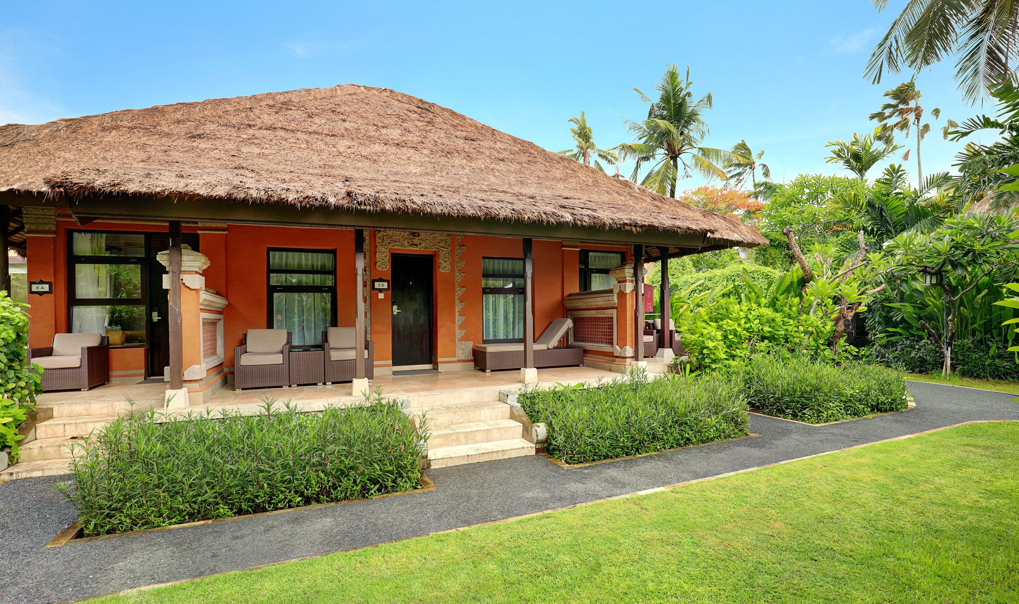 Deluxe Beach Bungalow buitenkant in het Legian Beach Hotel op Bali in Indonesie