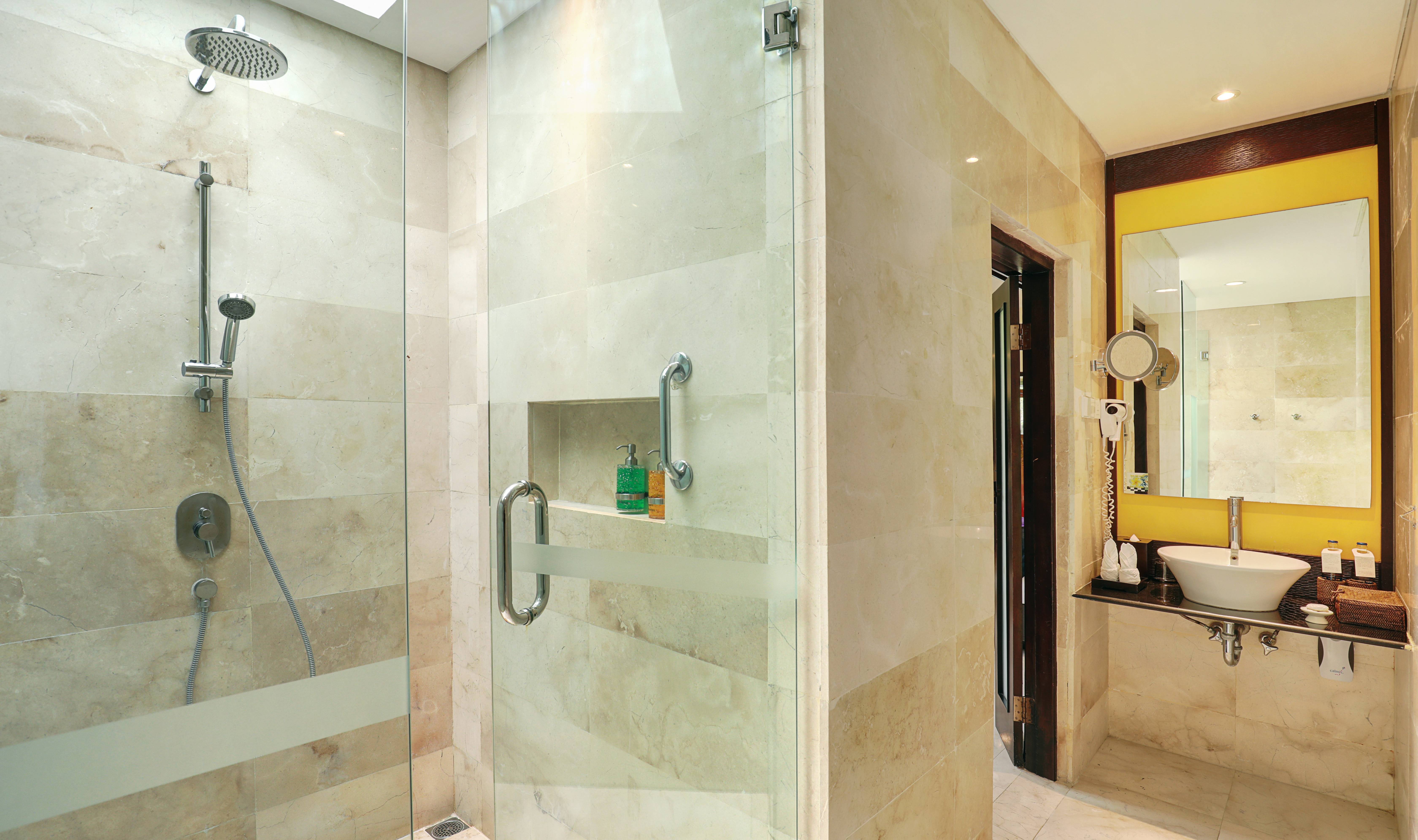 Deluxe Beach Bungalow badkamer in het Legian Beach Hotel op Bali in Indonesie