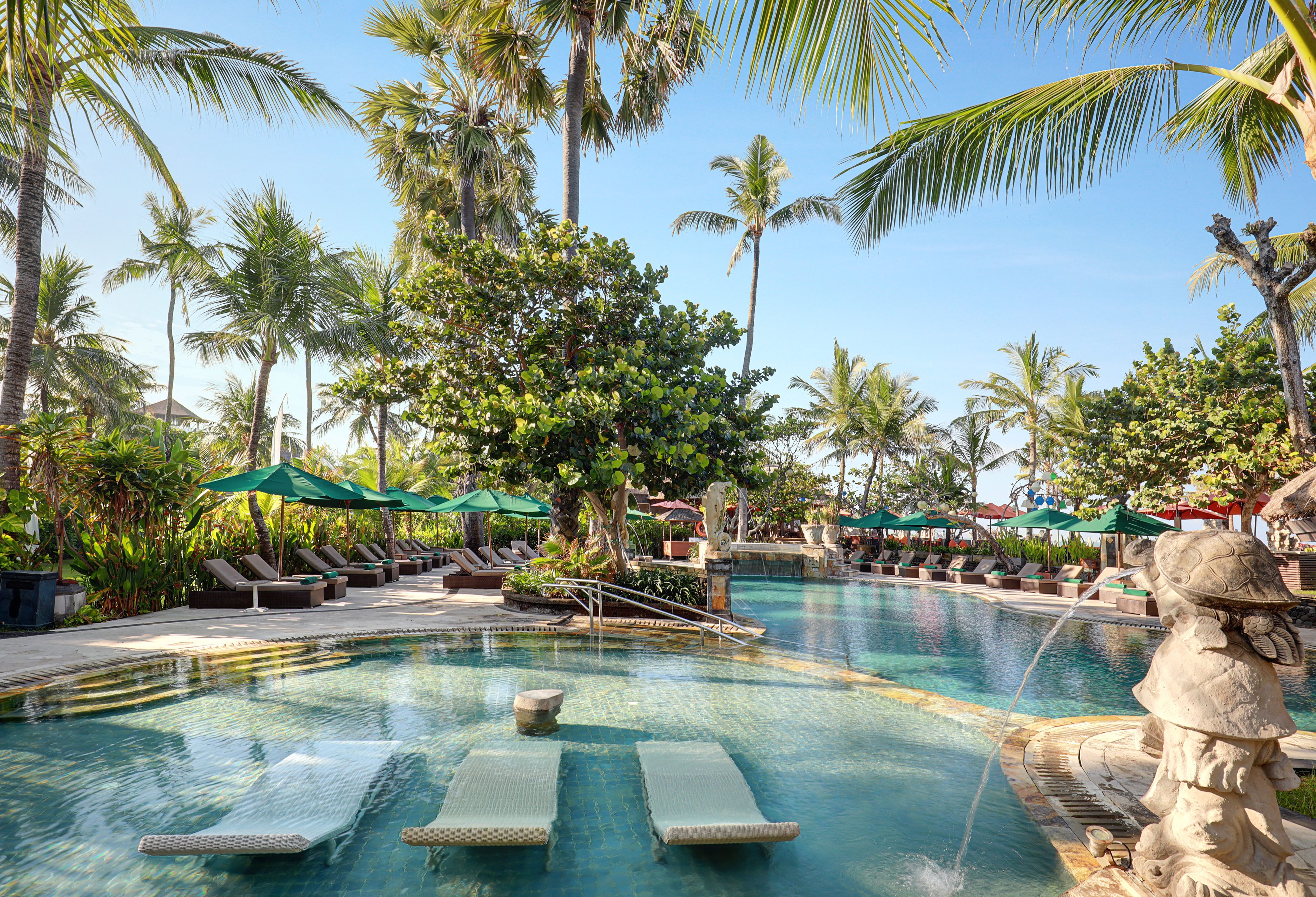 Zwembad in het Legian Beach Hotel op Bali in Indonesie