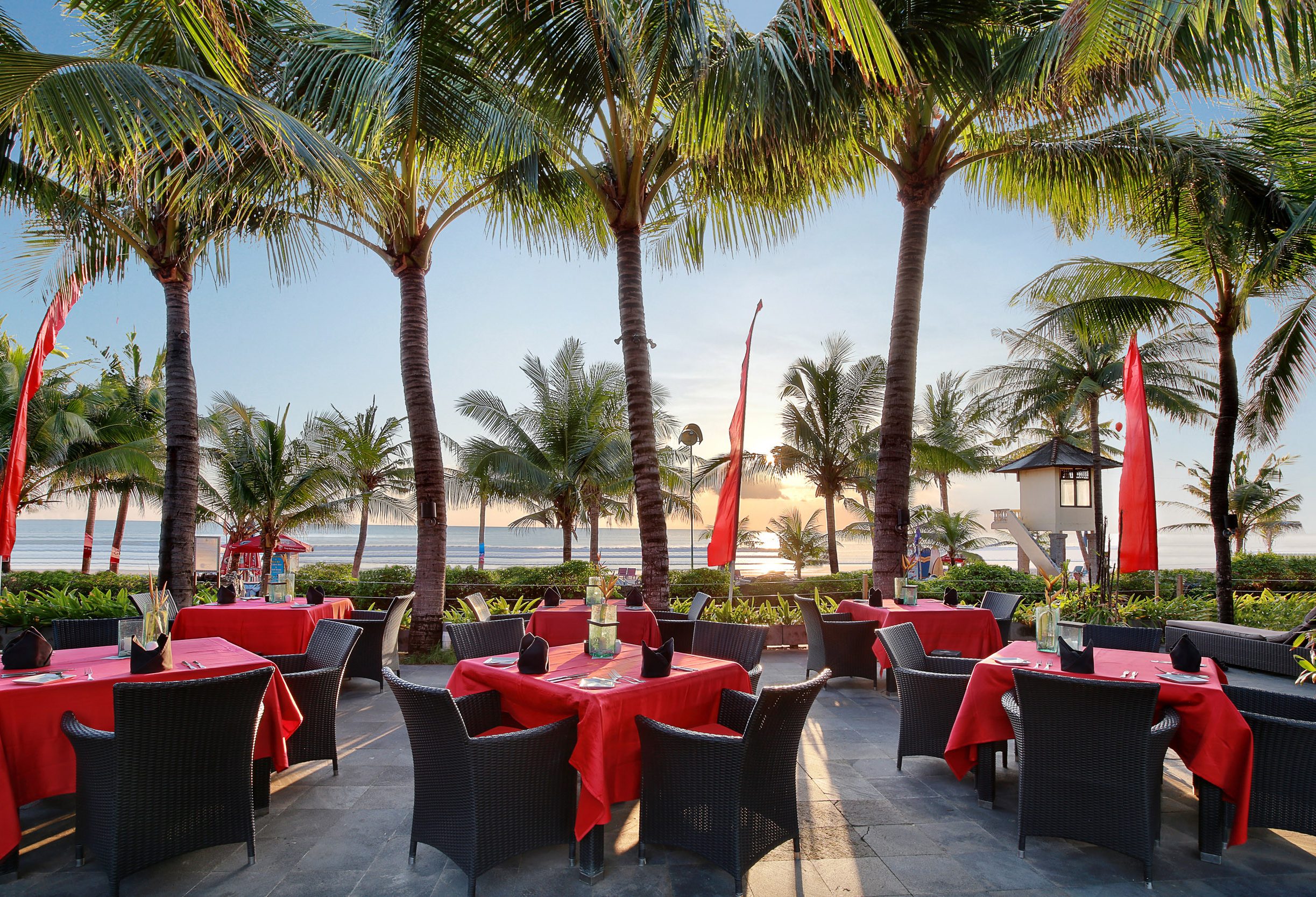 Dineren bij zee in het Legian Beach Hotel op Bali in Indonesie