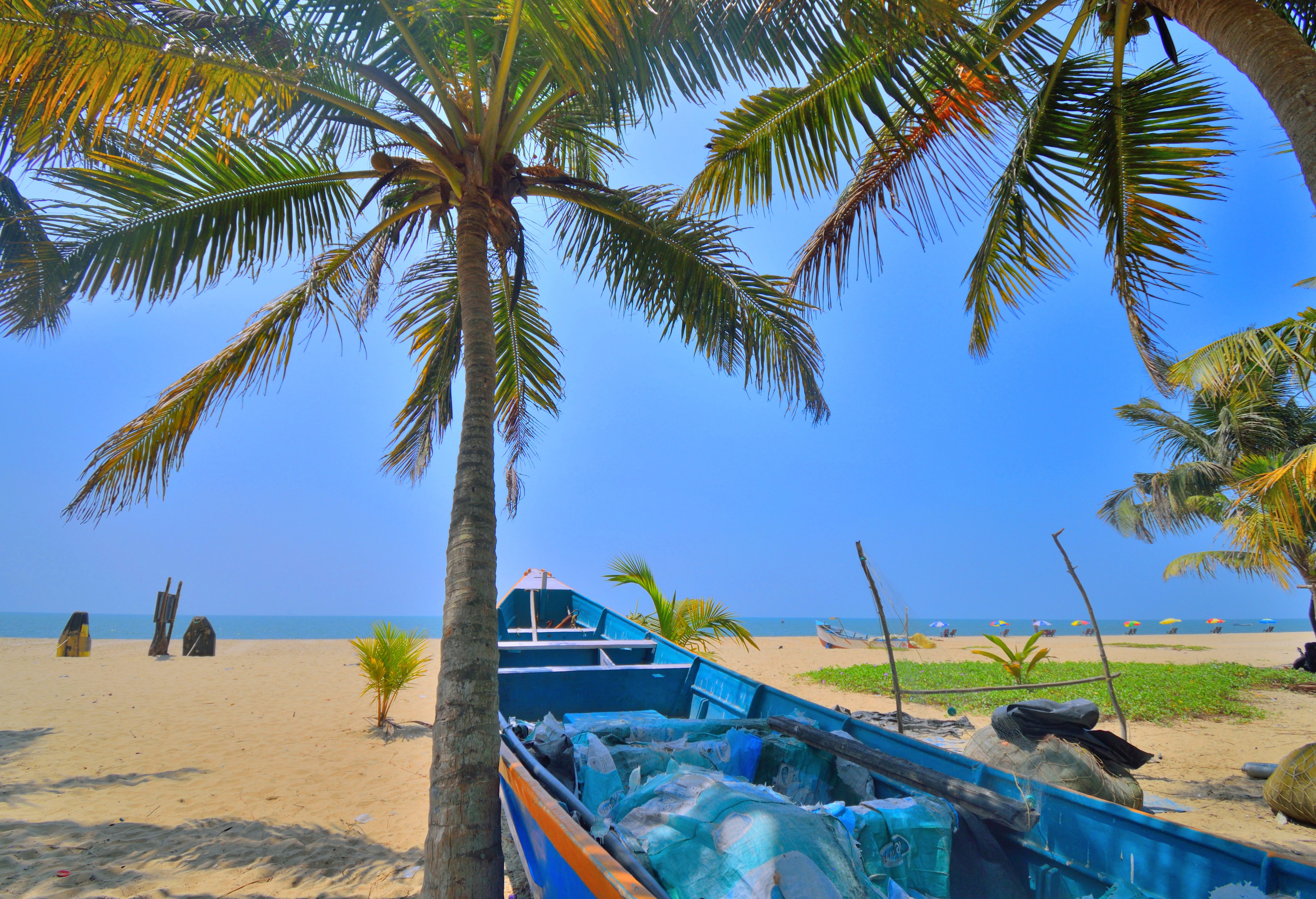 Vissersboot op het strand van Mararikulam in Kerala India