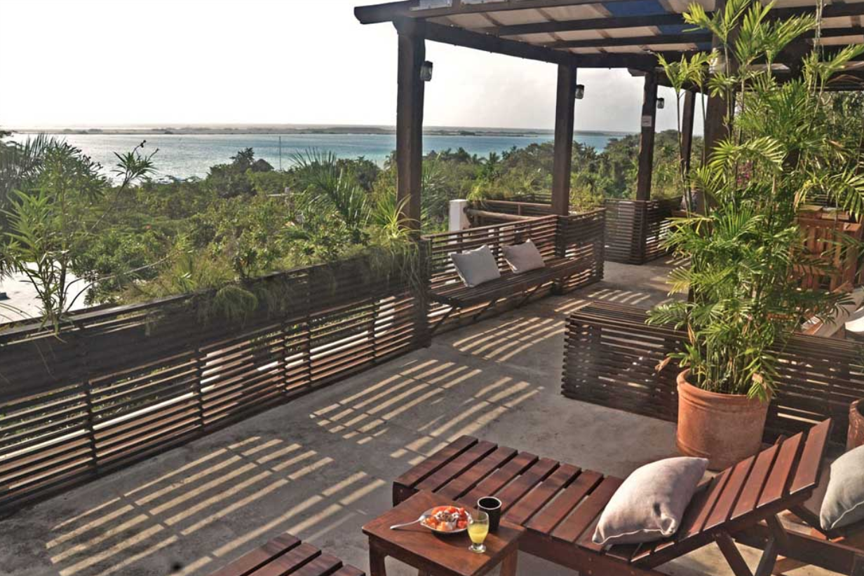 Dakterras van Aires Bacalar in Mexico