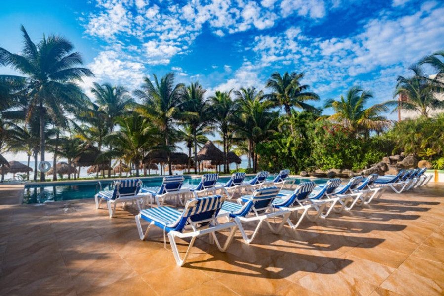 Zwembad naast het strand van Akumal Caribe in Mexico
