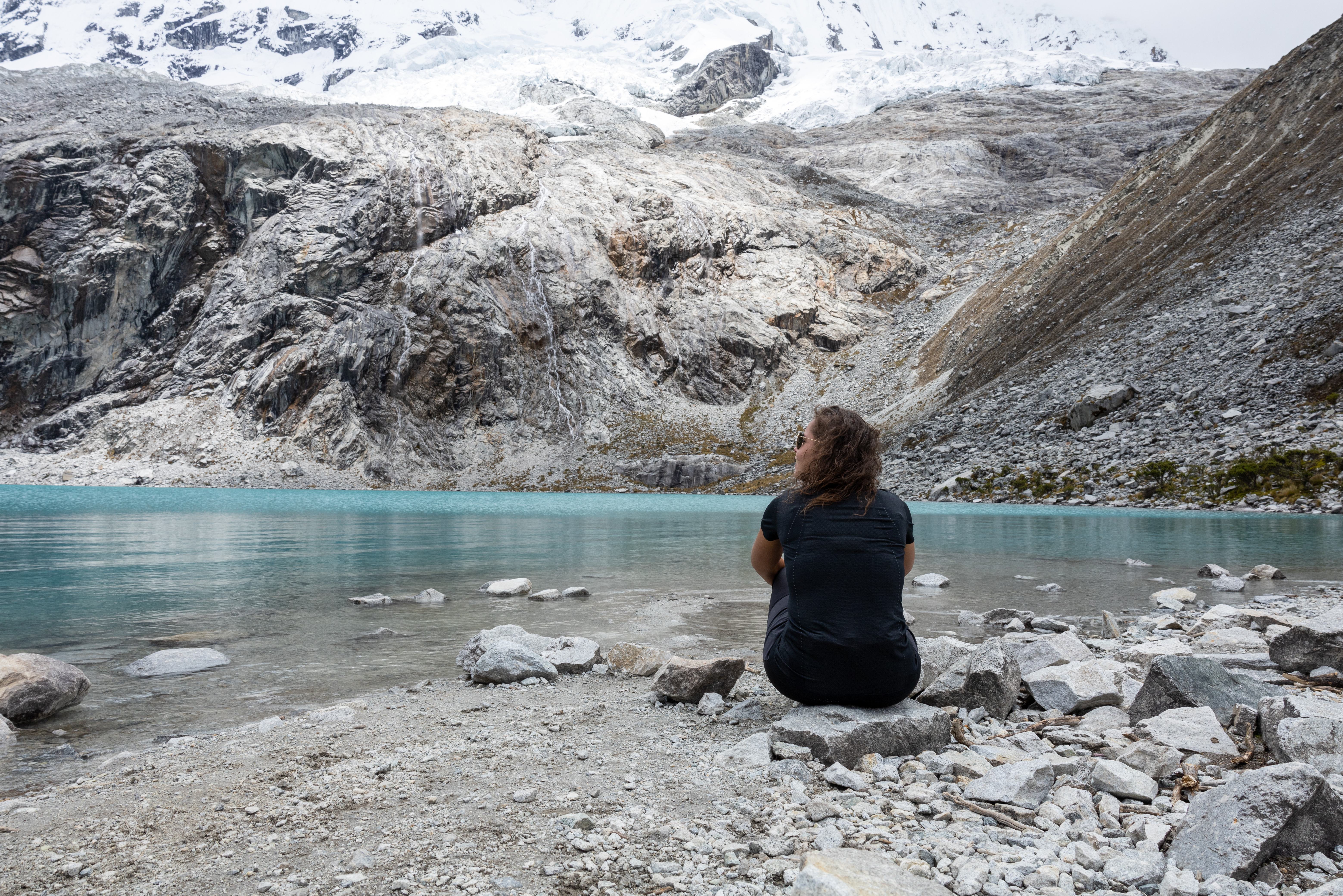 Peru-Huaraz-Laguna-69-vrouw-zit-bij-meer